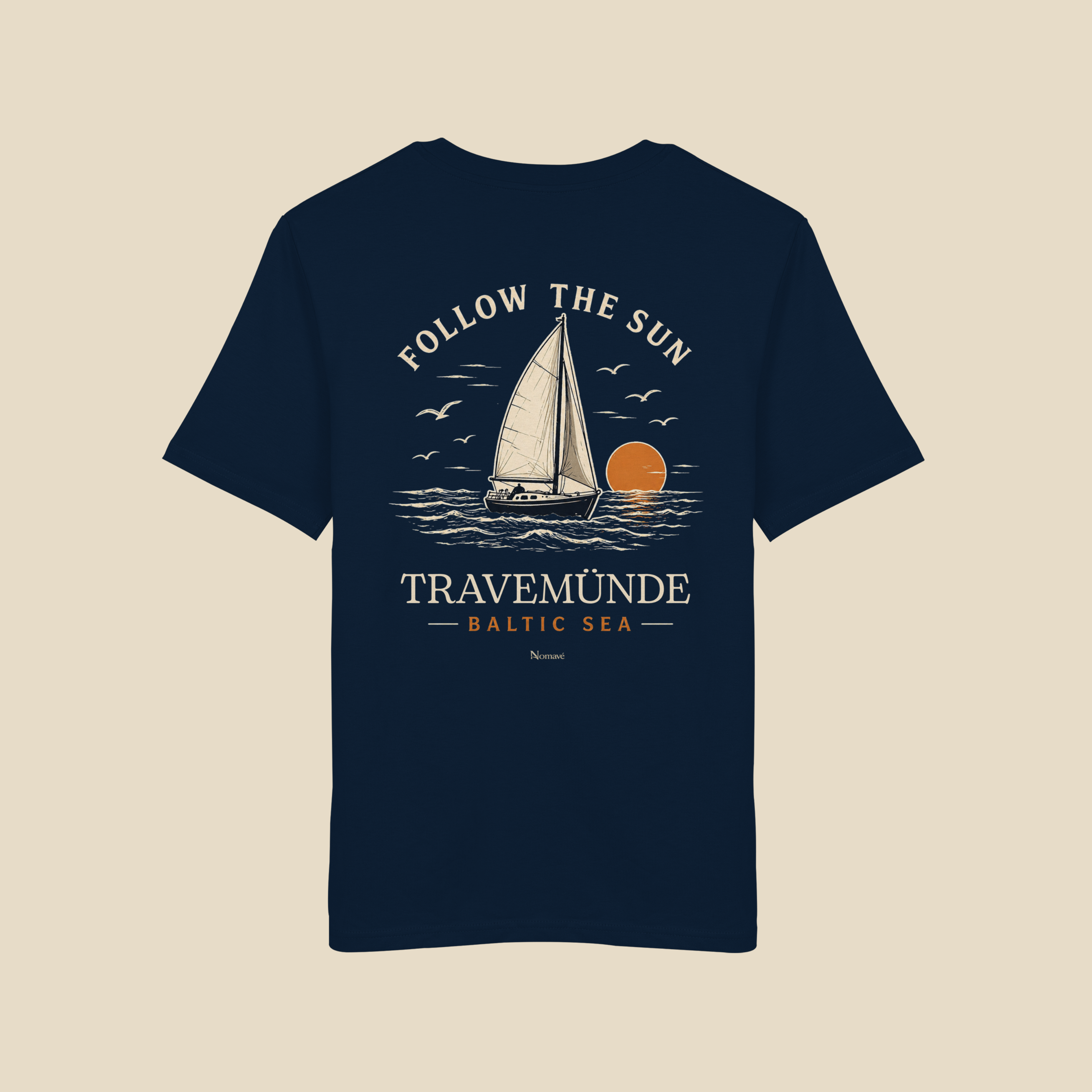 Travemünde Follow The Sun Dark Edition Backprint T-Shirt aus Bio-Baumwolle