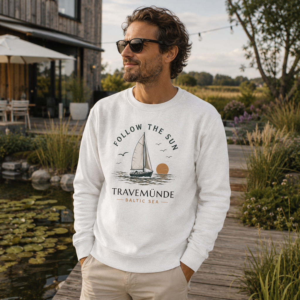 Mann trägt Follow the Sun Sweatshirt in dem Garten eines Hotels in Travemünde an der Ostsee