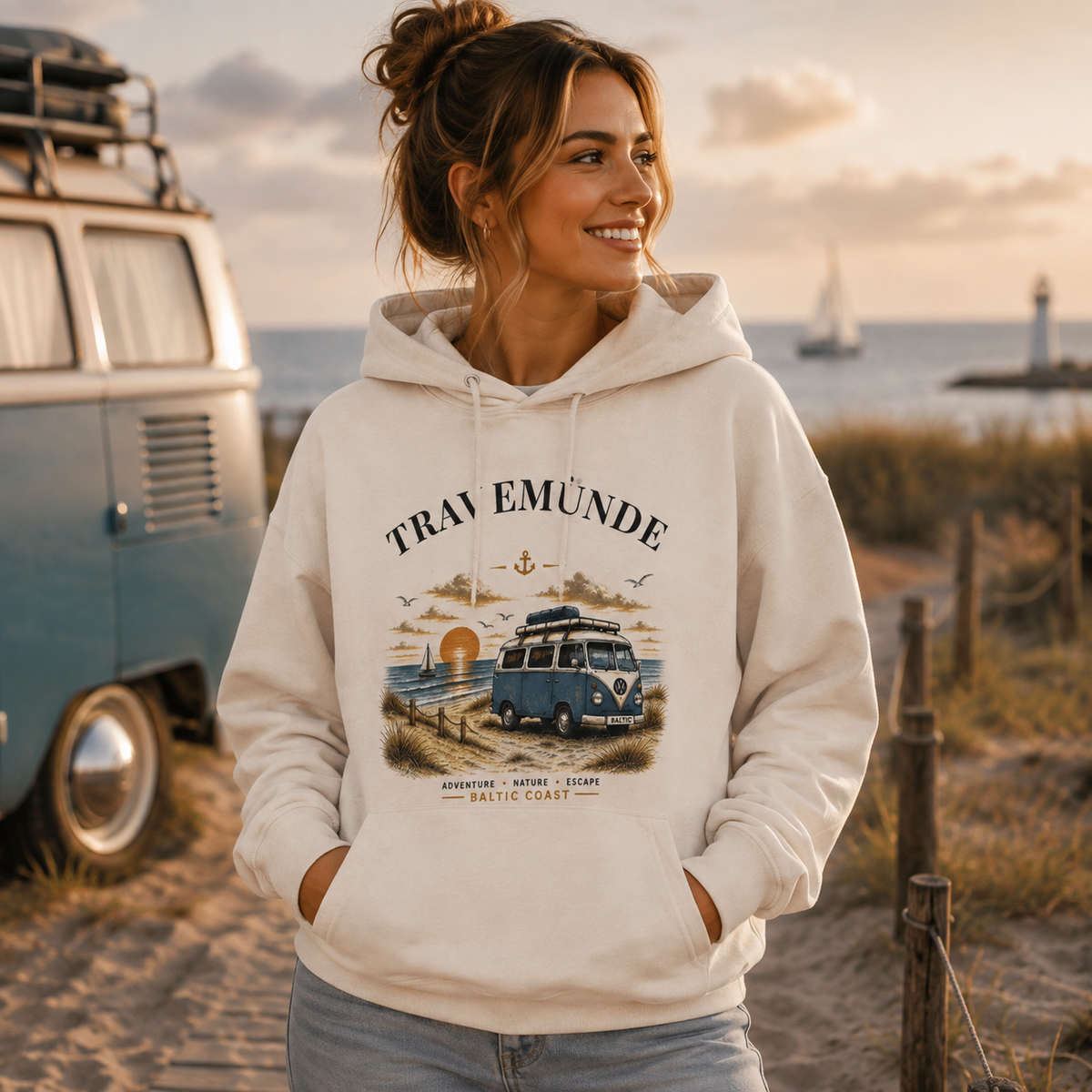 Frau trägt Travemünde Hoodie mit Baltic Coast Bulli Motiv von Nomavé an der Ostseeküste