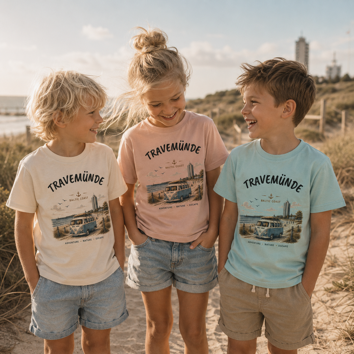 Travemünde Bulli – Kinder Bio T-Shirt – Helle Edition in einer maritimen Travemünde Produktaufnahme