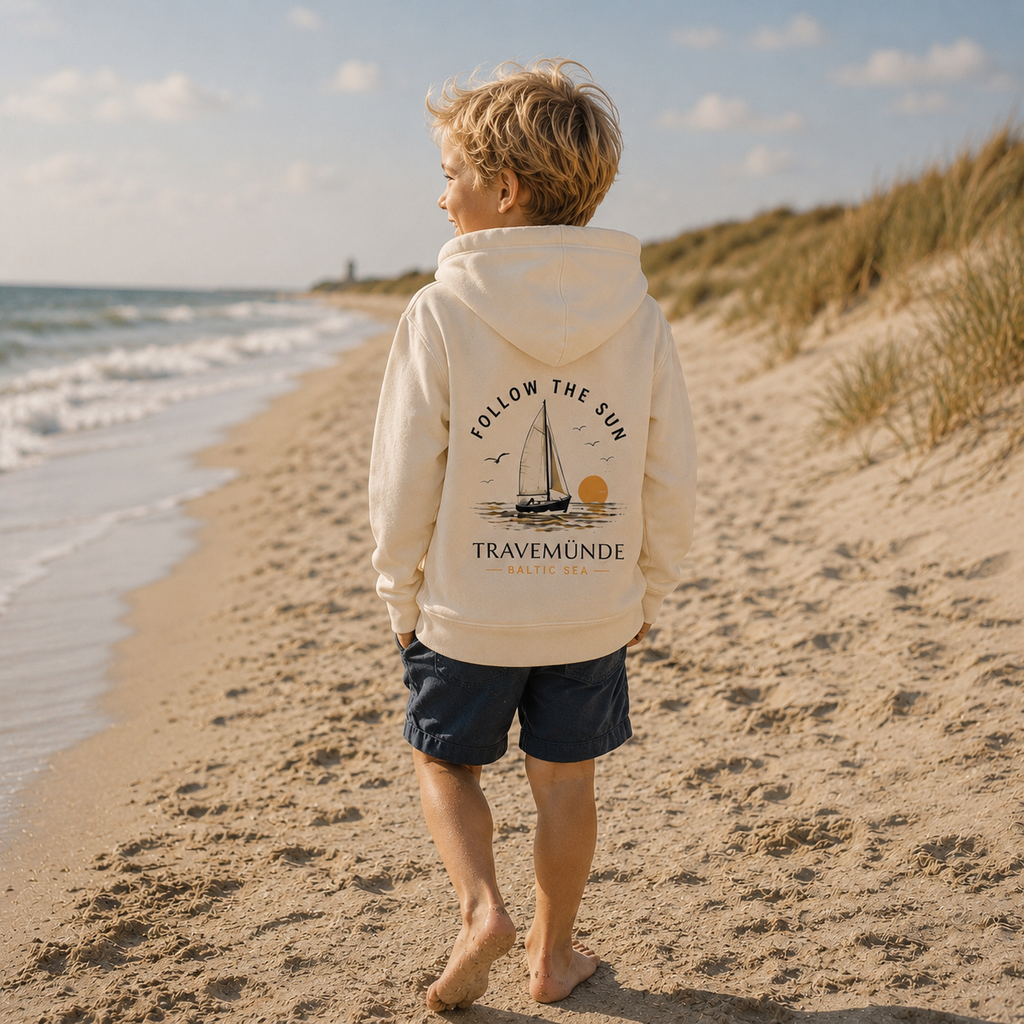Kinder Hoodie Travemünde Follow the Sun mit Segelboot Motiv am Ostseestrand