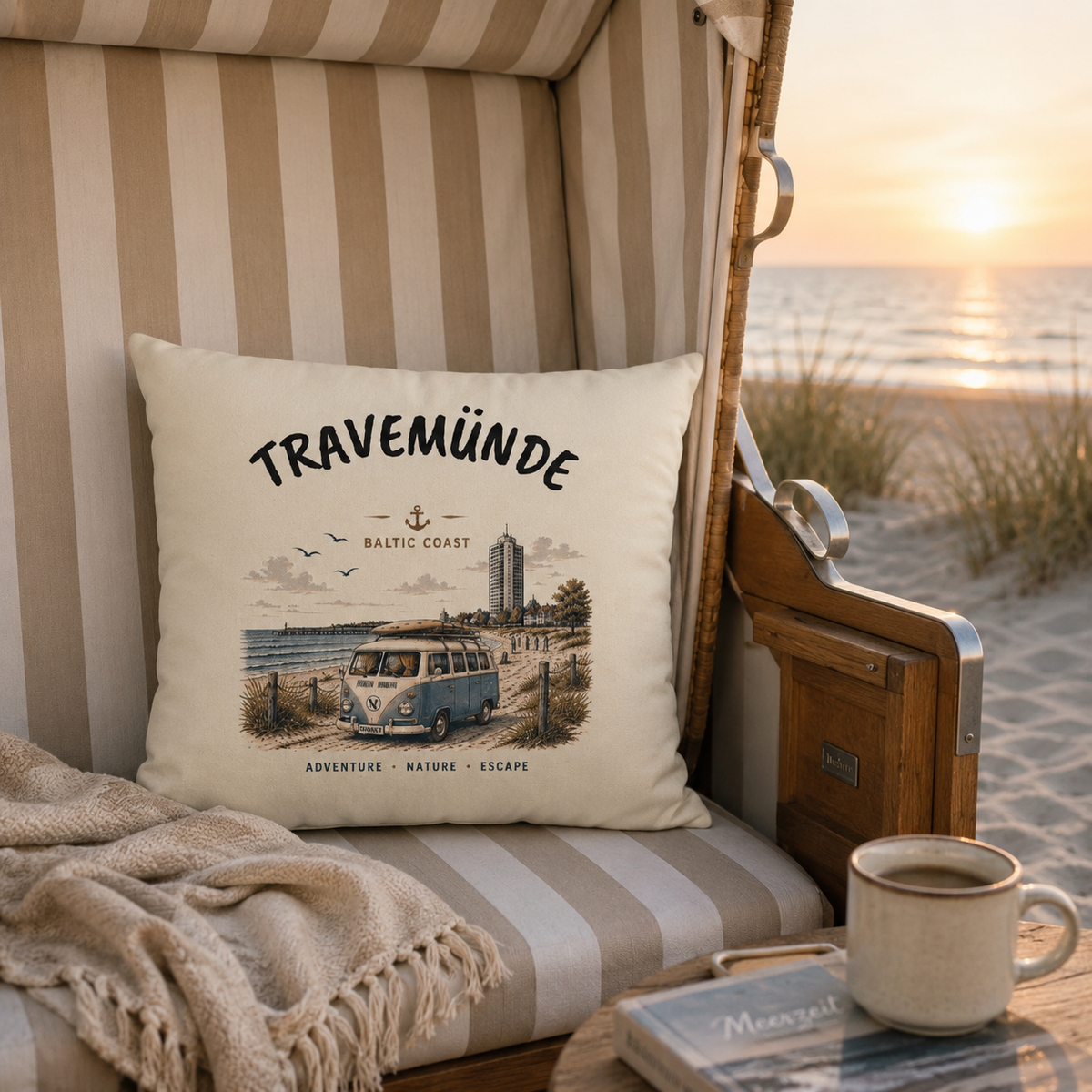 Travemünde Bulli – Baltic Coast Kissen 40 × 40 cm in einer maritimen Travemünde Produktaufnahme