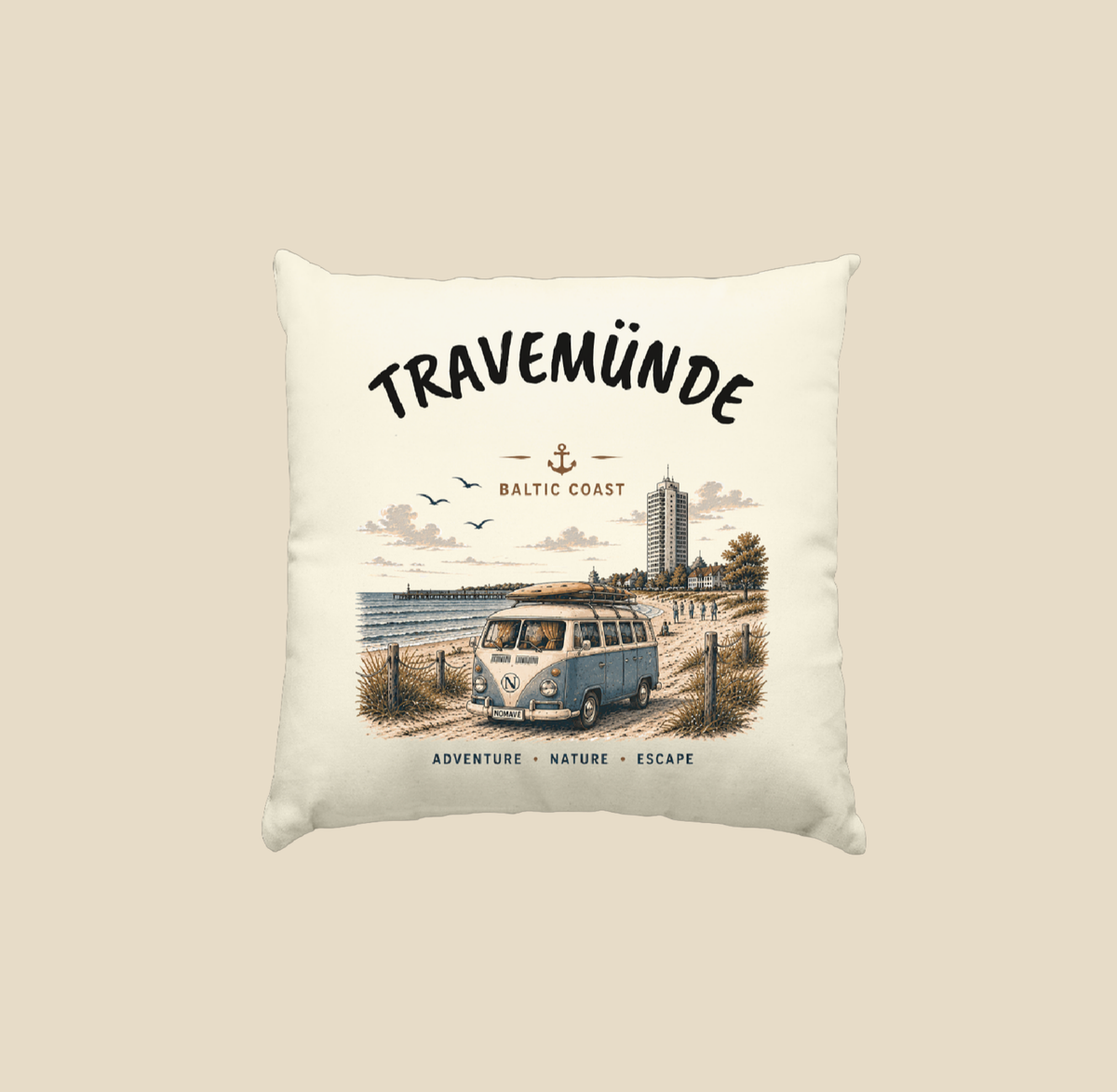 Travemünde Bulli – Baltic Coast Kissen 40 × 40 cm in einer maritimen Travemünde Produktaufnahme