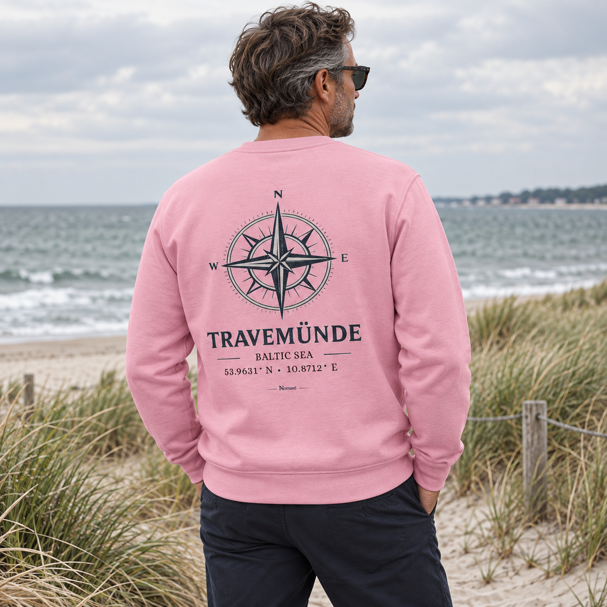 Mann im cotton-pinken Travemünde Windrose Bio-Sweatshirt an den Ostsee-Dünen