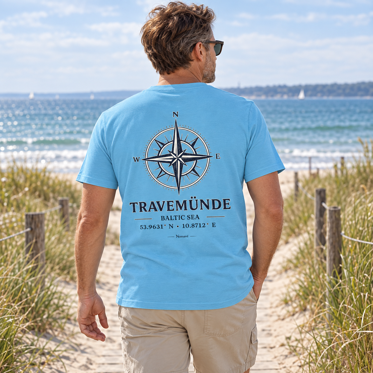 Mann im Aqua-Blue Travemünde Windrose Bio T-Shirt am Ostsee-Dünenweg