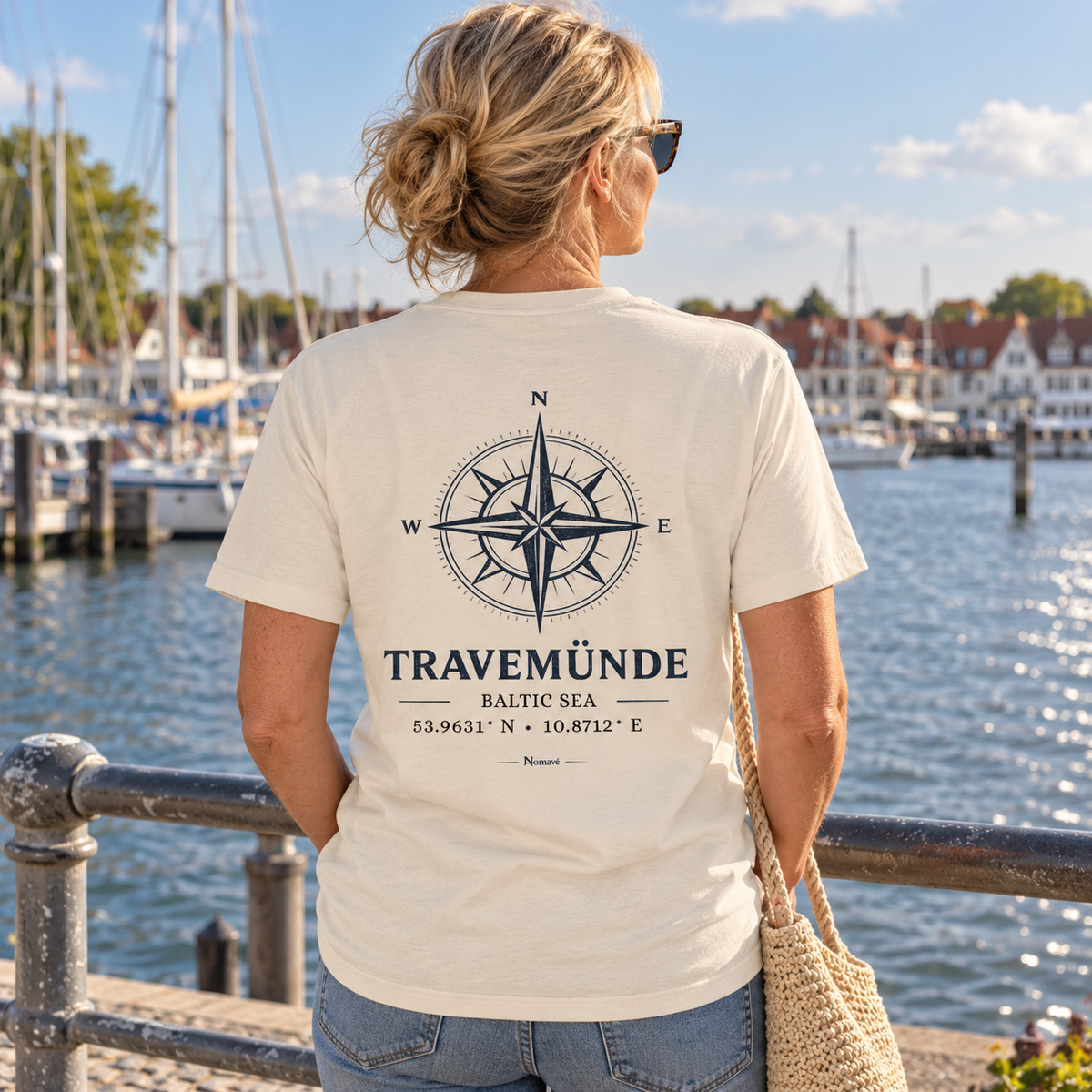 Frau im Natural-Raw Travemünde Windrose Bio T-Shirt am Hafen