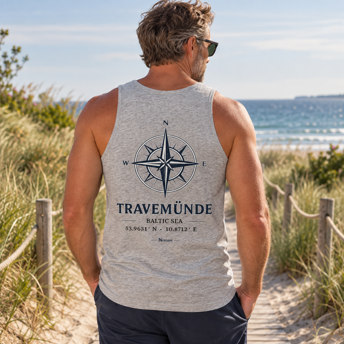 Mann im Heather-Grey Travemünde Windrose Bio-Tanktop am Dünenweg
