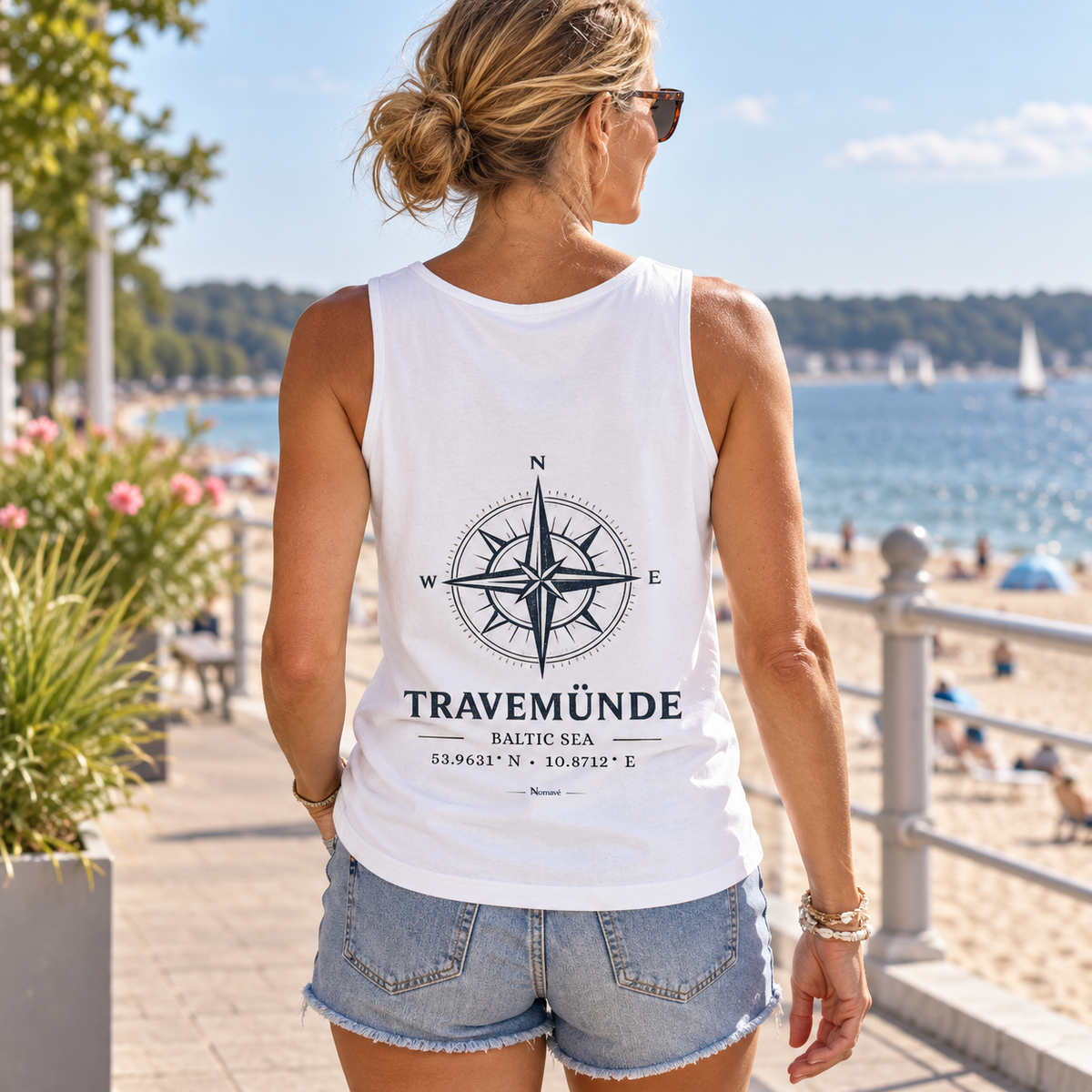 Frau im weißen Travemünde Windrose Bio-Tanktop an der Ostsee-Promenade