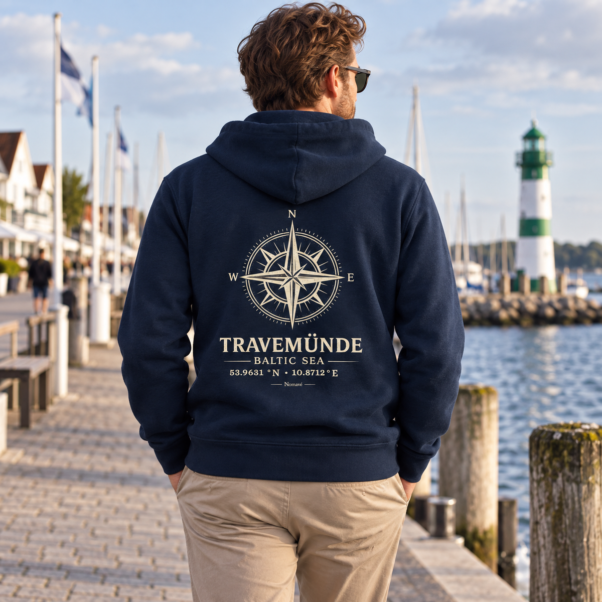 Travemünde Windrose Bio-Zipper in French Navy an der Hafenpromenade