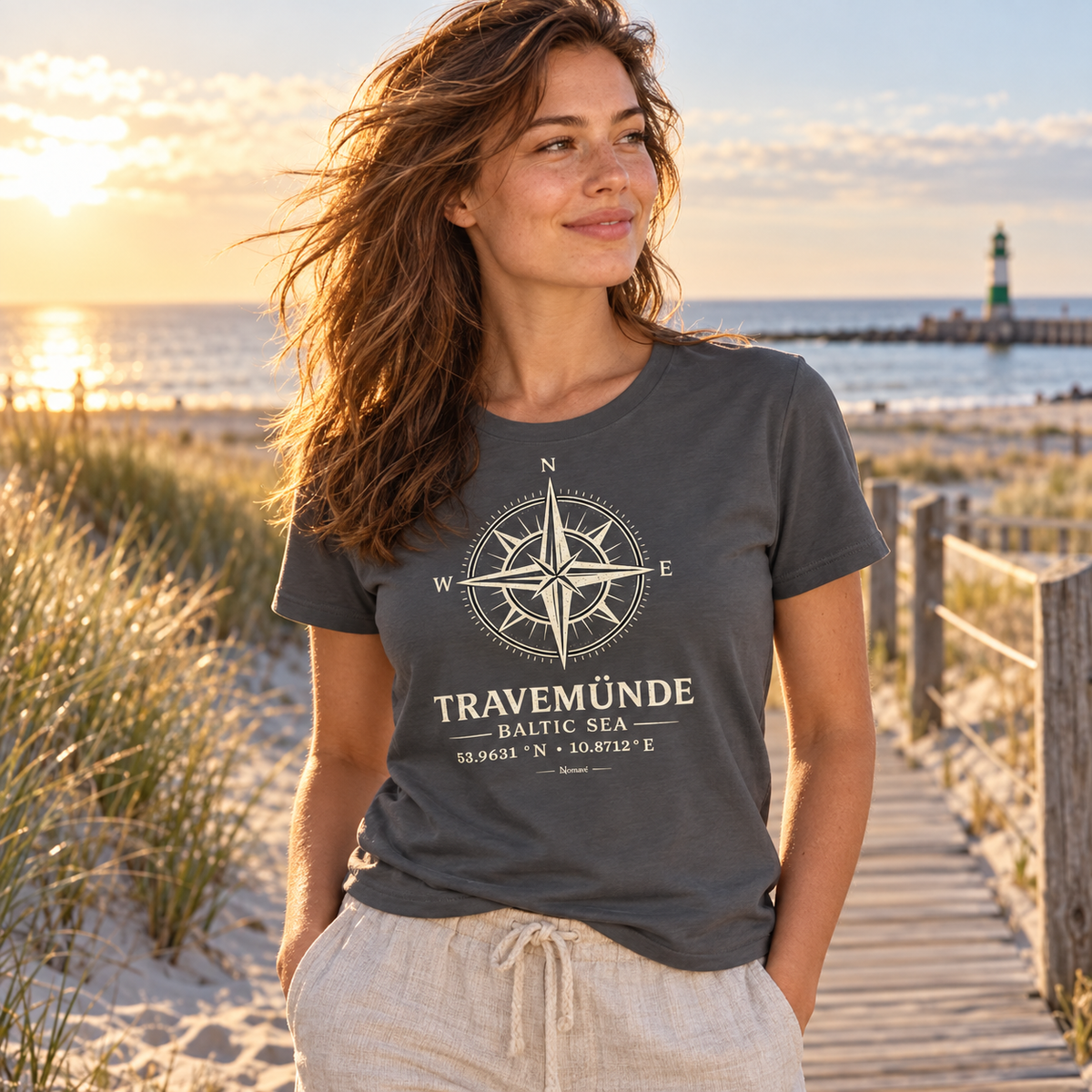 Travemünde Windrose Damen Bio T-Shirt in Anthrazit am Strand