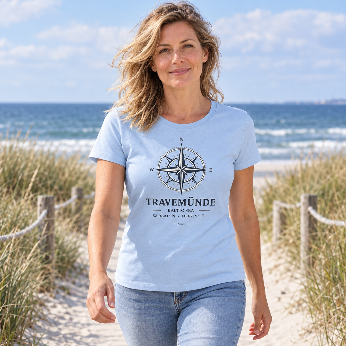 Frau im Blue-Soul Travemünde Windrose Damen Bio T-Shirt am Ostsee-Dünenweg