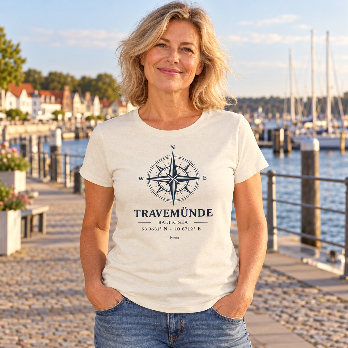 Frau im Natural-Raw Travemünde Windrose Damen Bio T-Shirt am Hafen