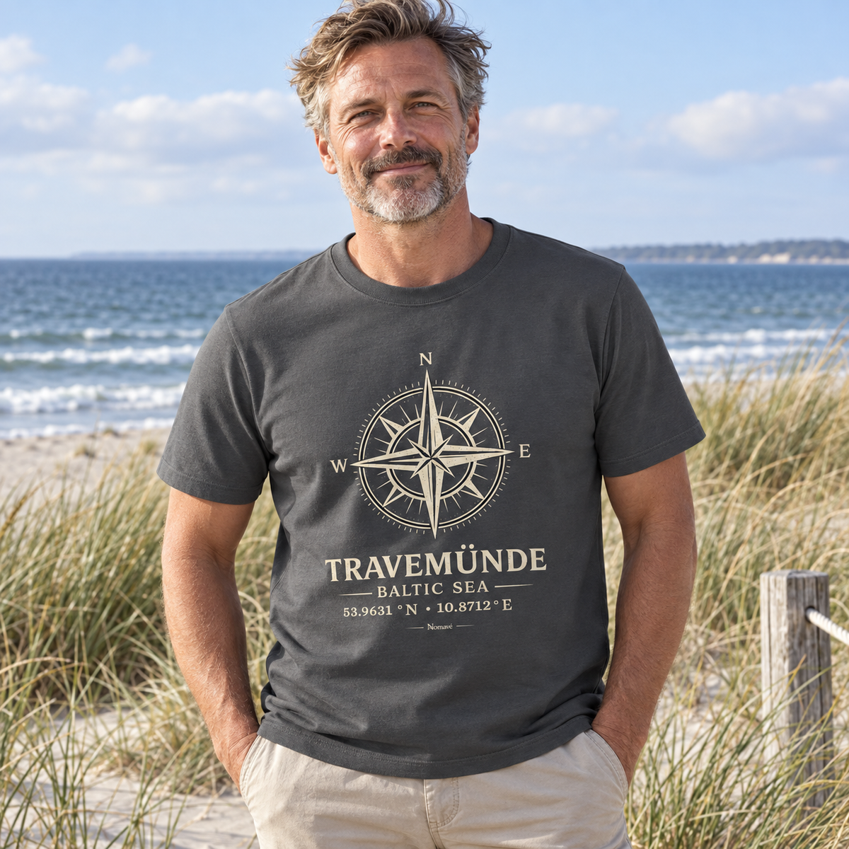 Mann im anthrazitfarbenen Travemünde Windrose Bio-Heavy T-Shirt an den Dünen