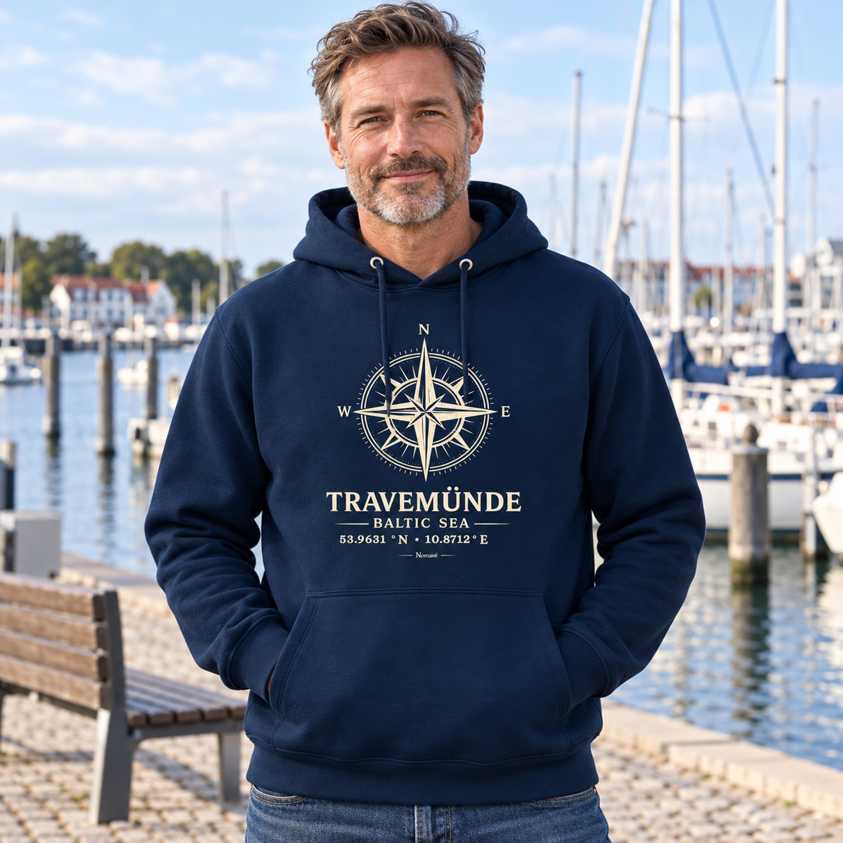 Mann im French-Navy Travemünde Windrose Bio-Hoodie am Hafen