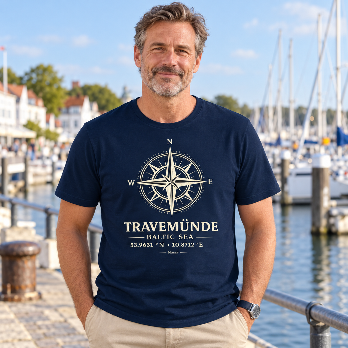Mann im French-Navy Travemünde Windrose Bio T-Shirt am Hafen