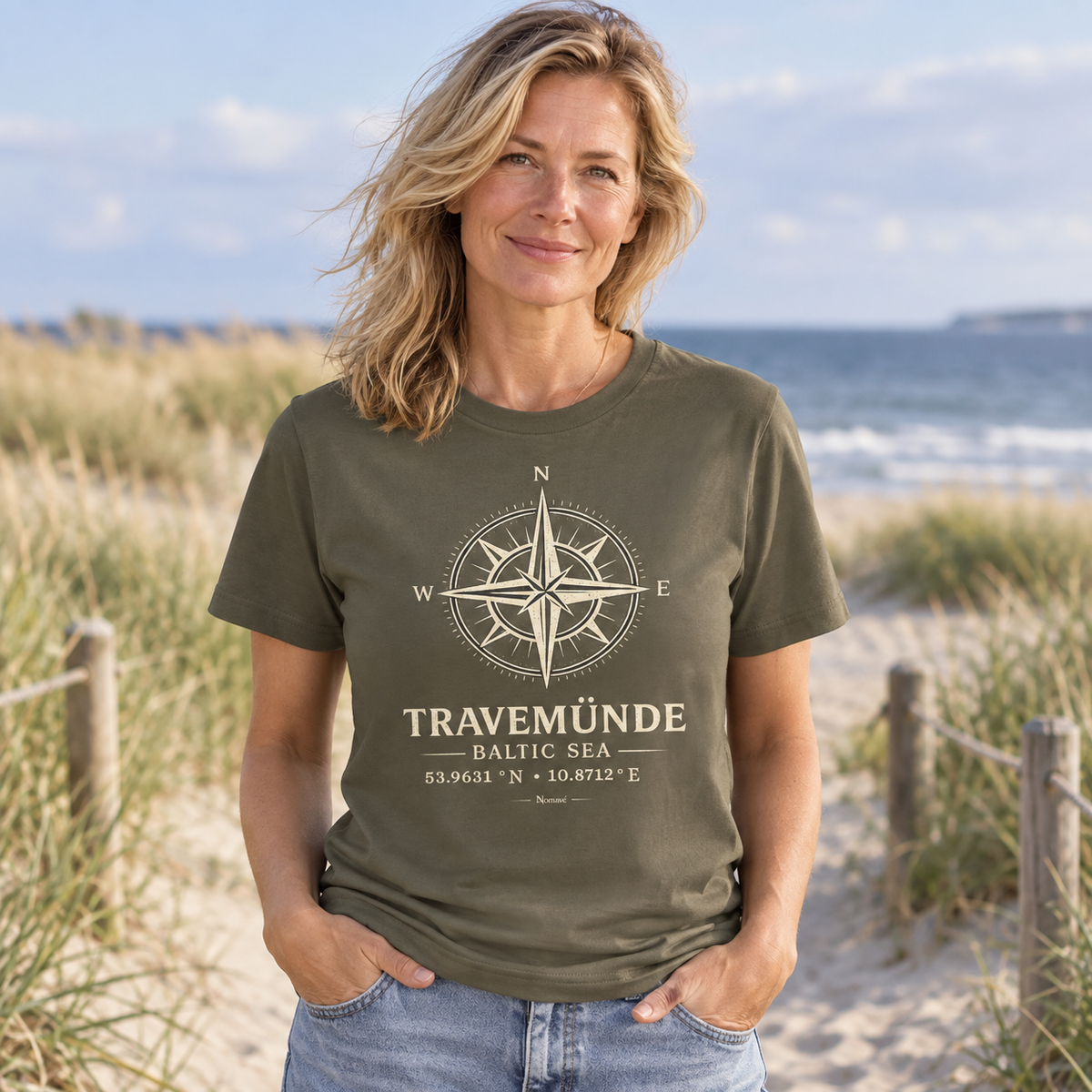 Frau im khakifarbenen Travemünde Windrose Bio T-Shirt am Ostsee-Dünenweg