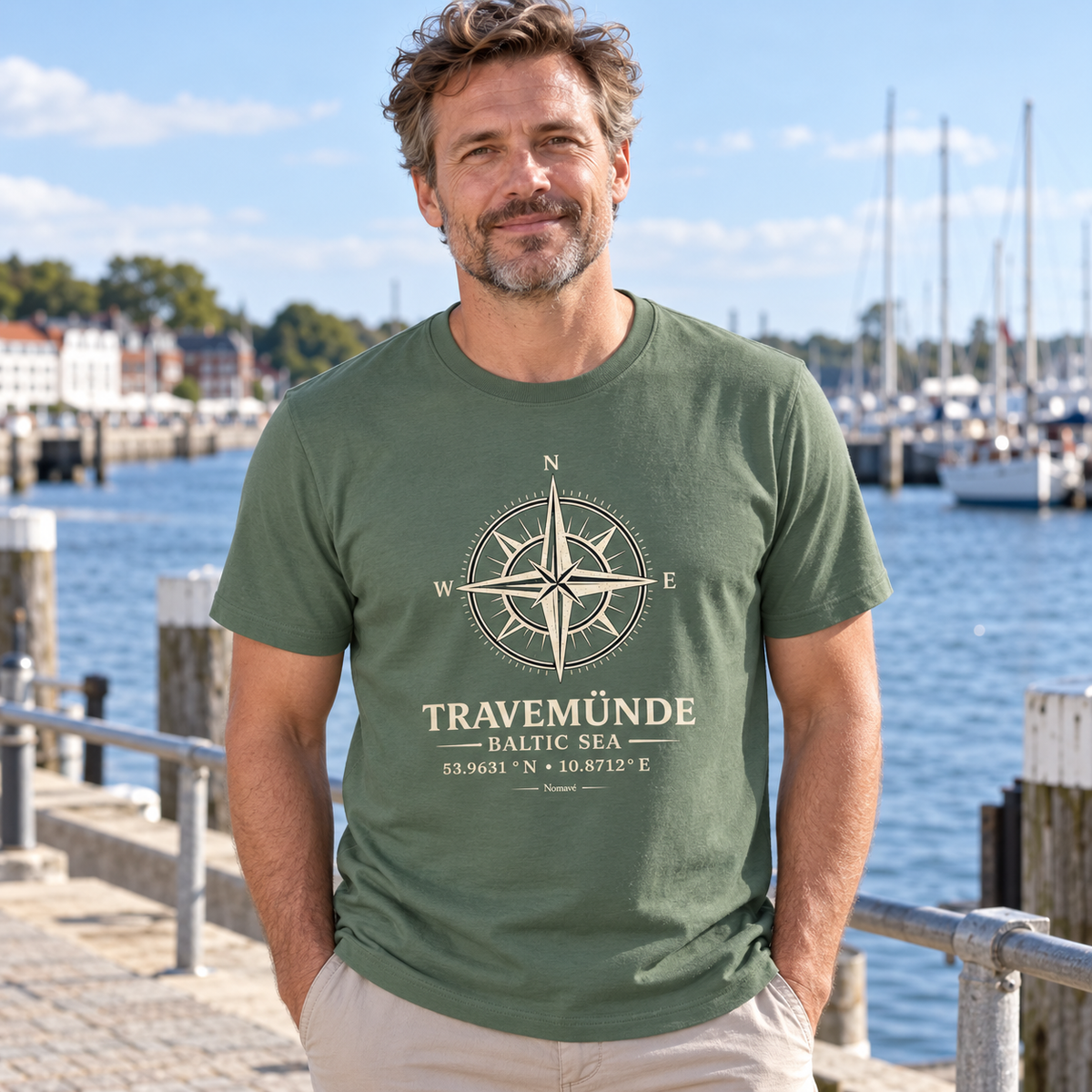 Mann im Military-Green Travemünde Windrose Essential T-Shirt am Hafen