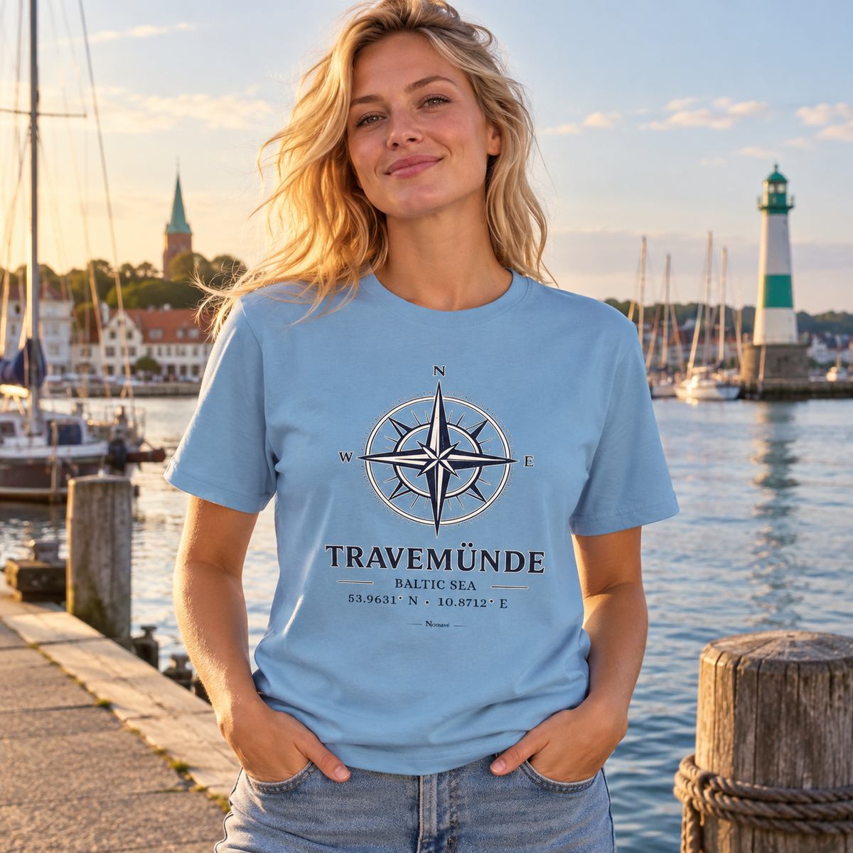 Travemünde Windrose Essential T-Shirt in Carolina Blue mit Frontprint