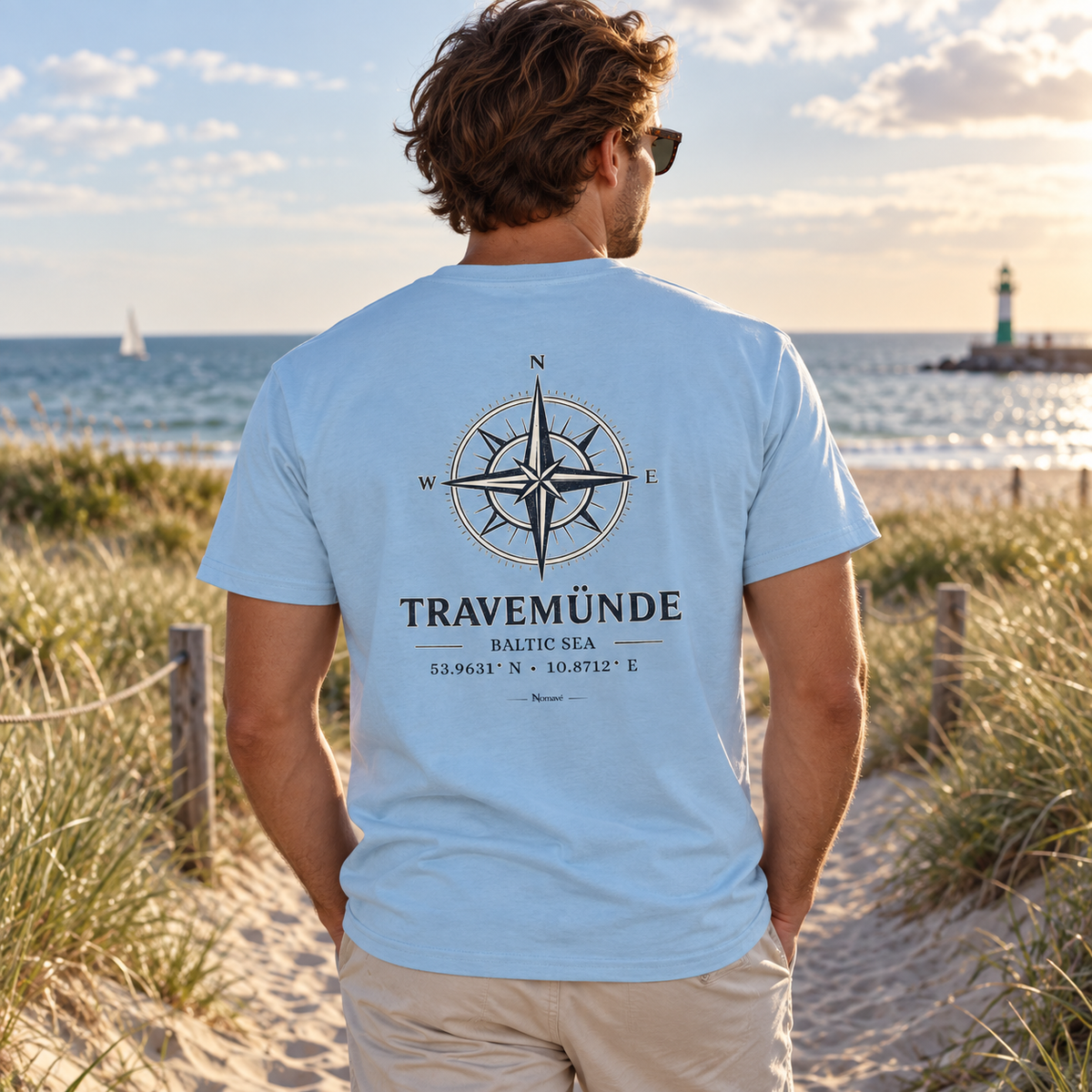 Travemünde Windrose Essential T-Shirt in Light Blue mit Rückenprint