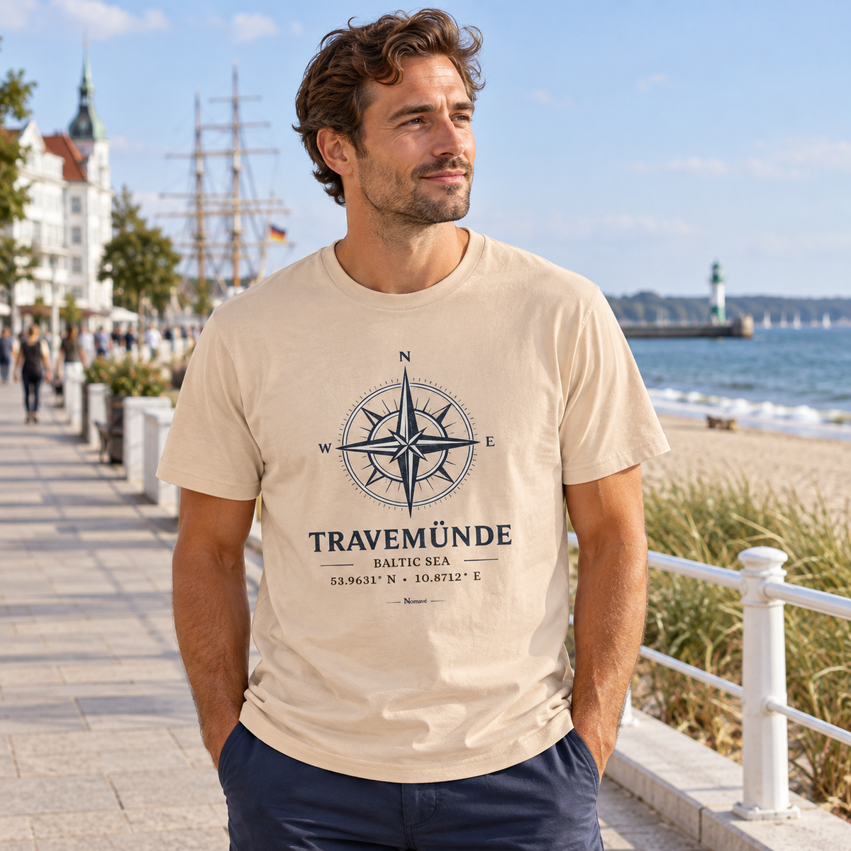 Travemünde Windrose Essential T-Shirt in Natural mit Frontprint