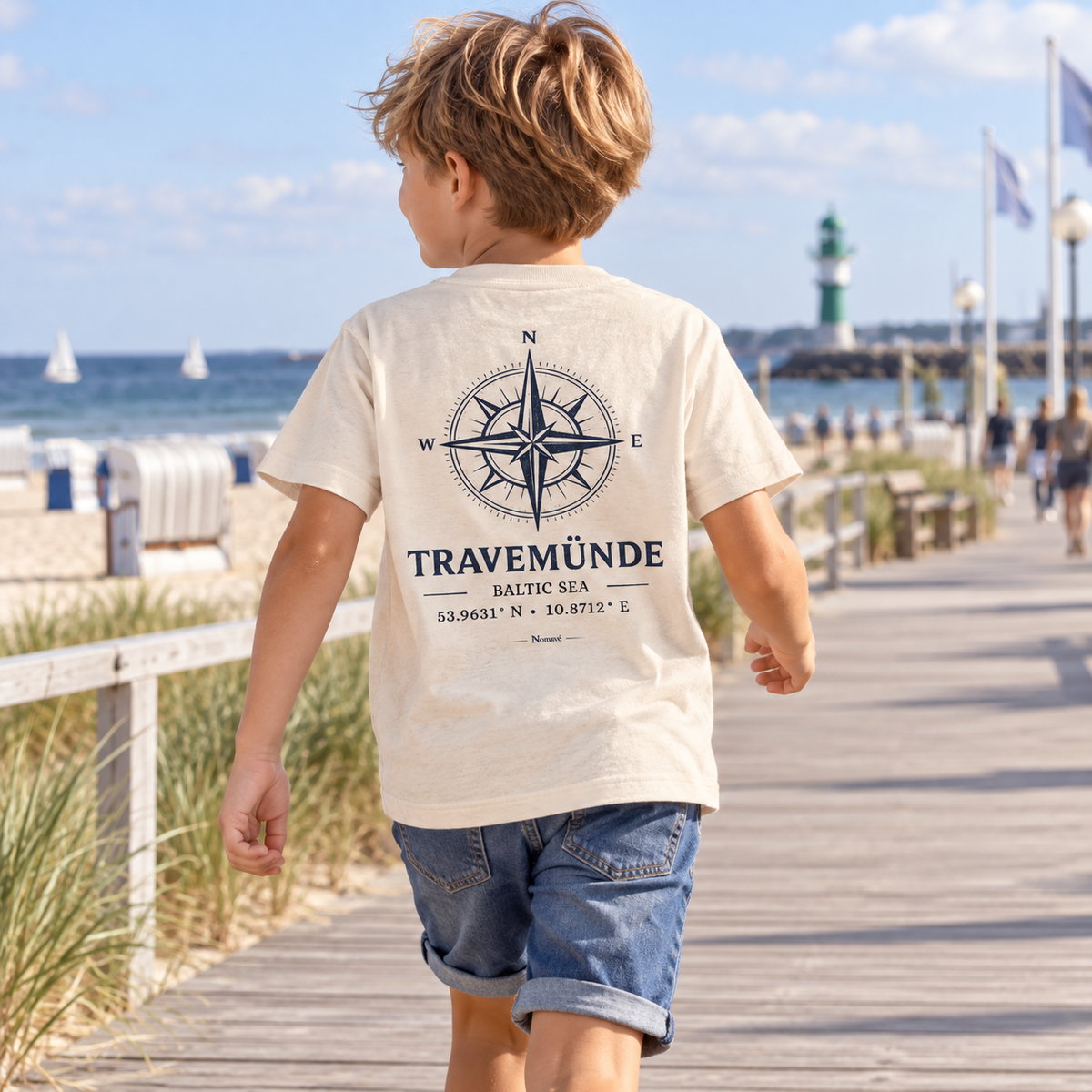 Kind mit Travemünde Windrose Bio T-Shirt in Natural Raw an der Ostsee