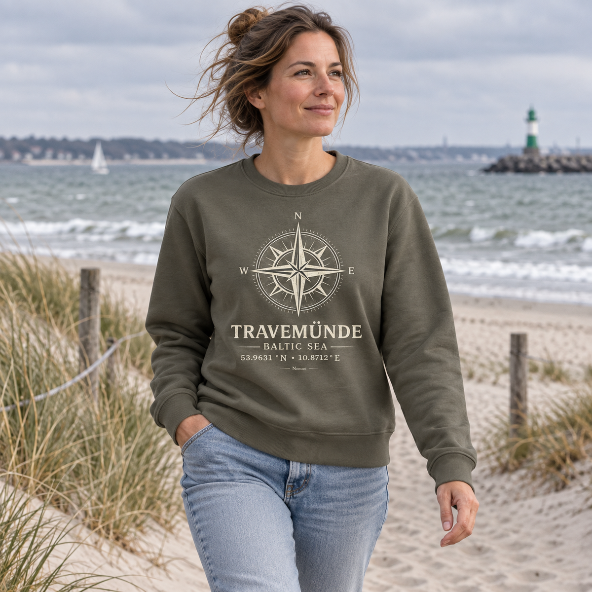 Travemünde Windrose Bio-Sweatshirt in Khaki am Ostseestrand