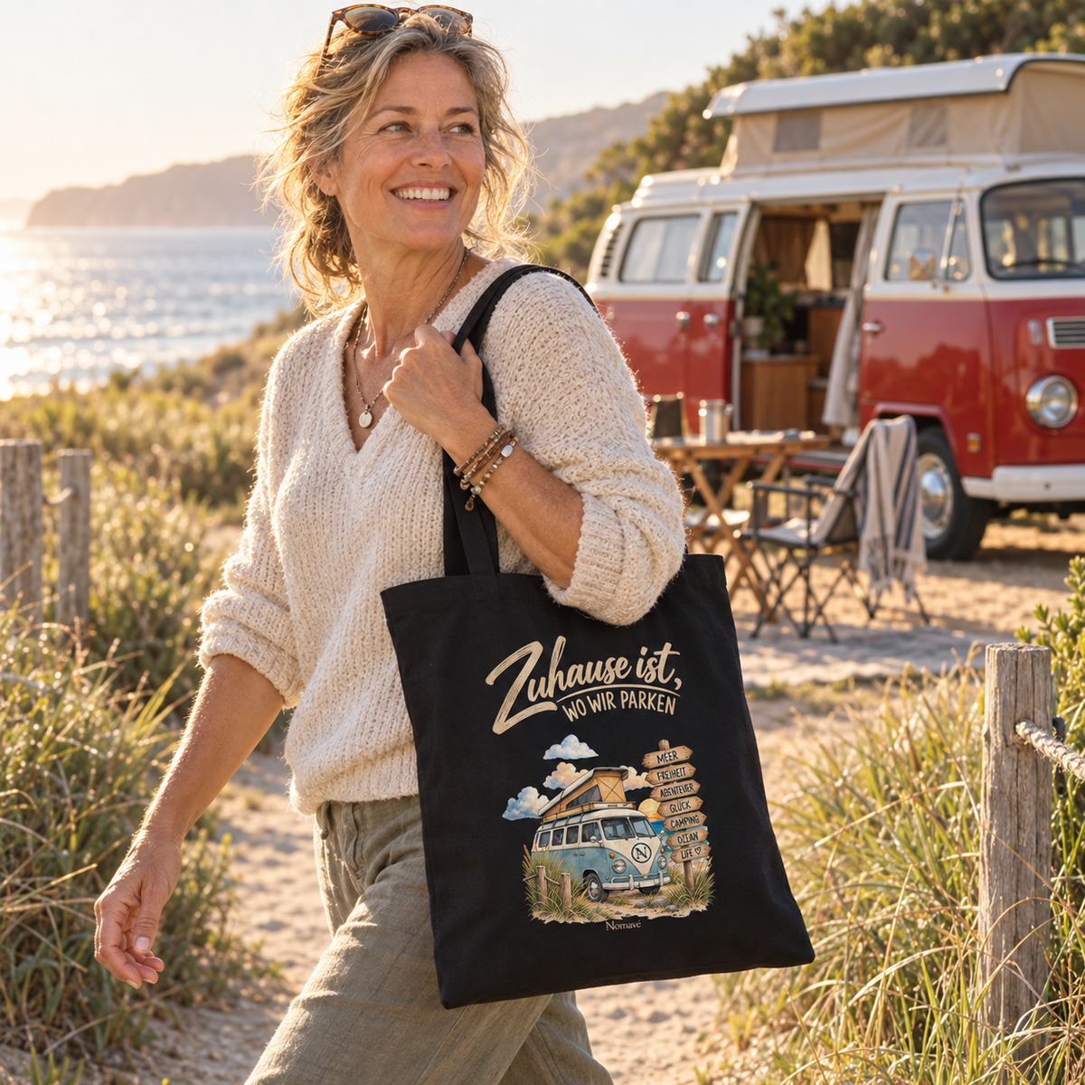 Vanlife Bio-Einkaufstasche mit Zuhause-ist-wo-wir-parken-Motiv beim Küstencamping mit Vintage-Camper