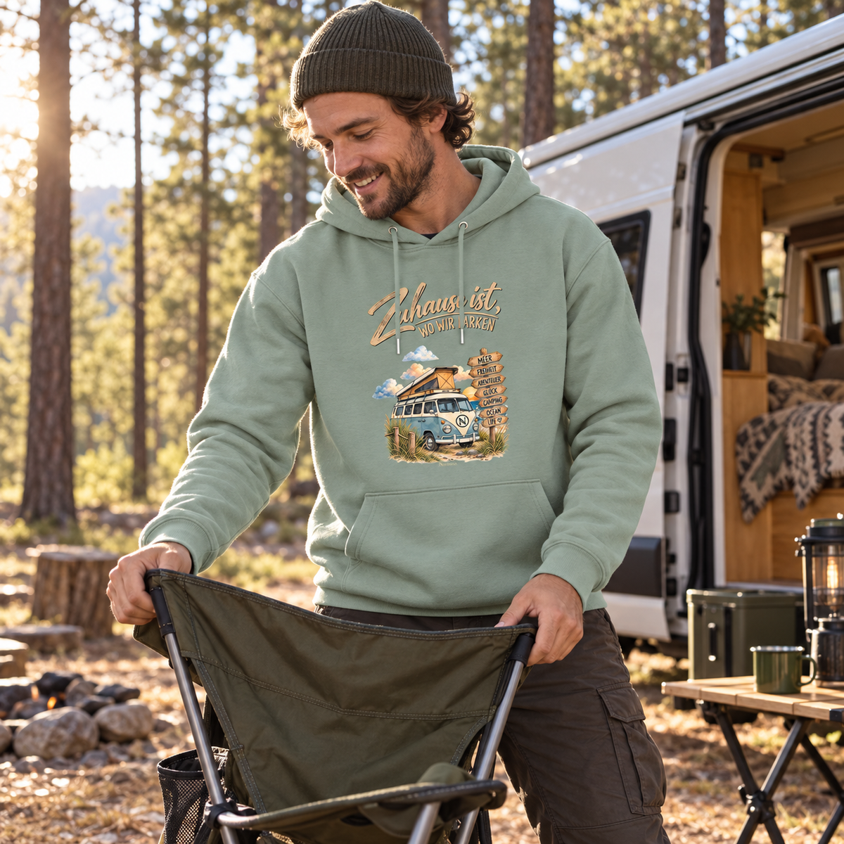 Vanlife Bio-Hoodie in Aloe mit Campermotiv beim Camping im Wald