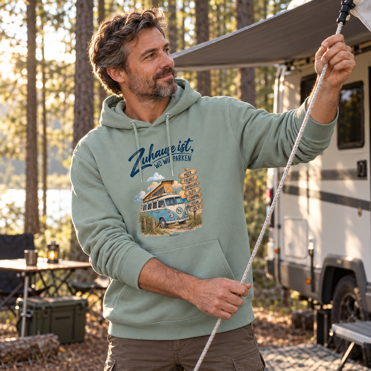 Aloe Bio Hoodie mit Van-Life-Frontprint beim Aufbau der Markise am Waldcampingplatz