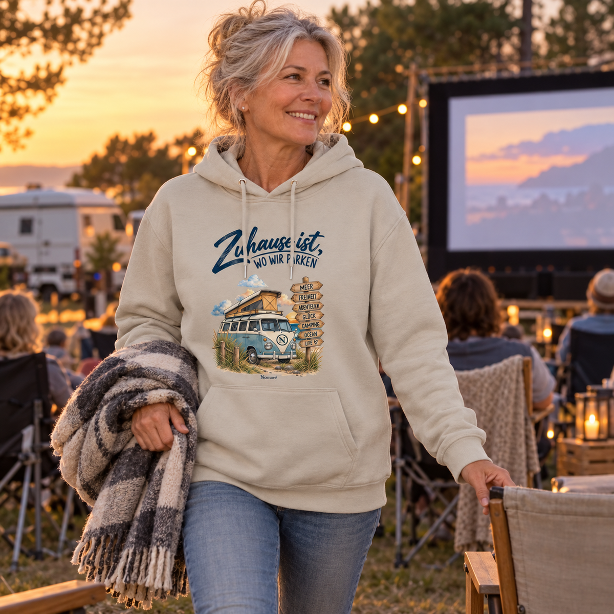 Desert Dust Bio Hoodie mit Campermotiv beim Open-Air-Kino auf dem Campingplatz