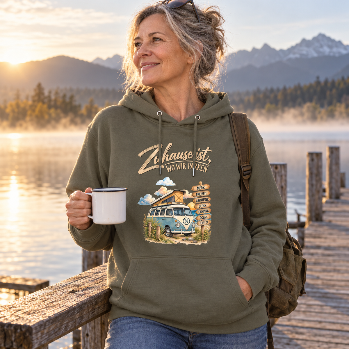 Vanlife Bio-Hoodie in Khaki mit Zuhause-ist-wo-wir-parken-Motiv am Seeufer