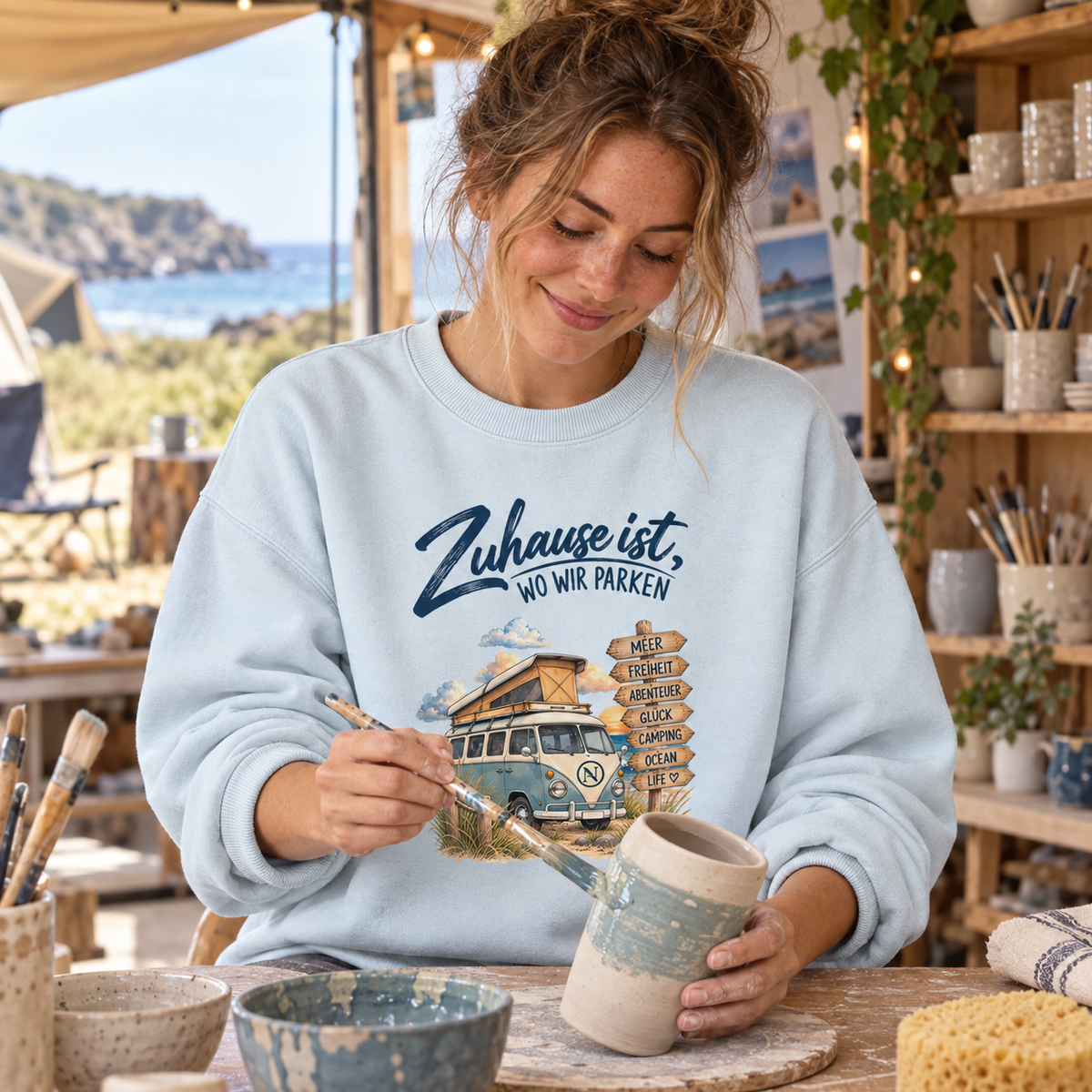 Blue Ice Bio Oversize Sweatshirt mit Van-Life-Motiv in einer Keramikwerkstatt