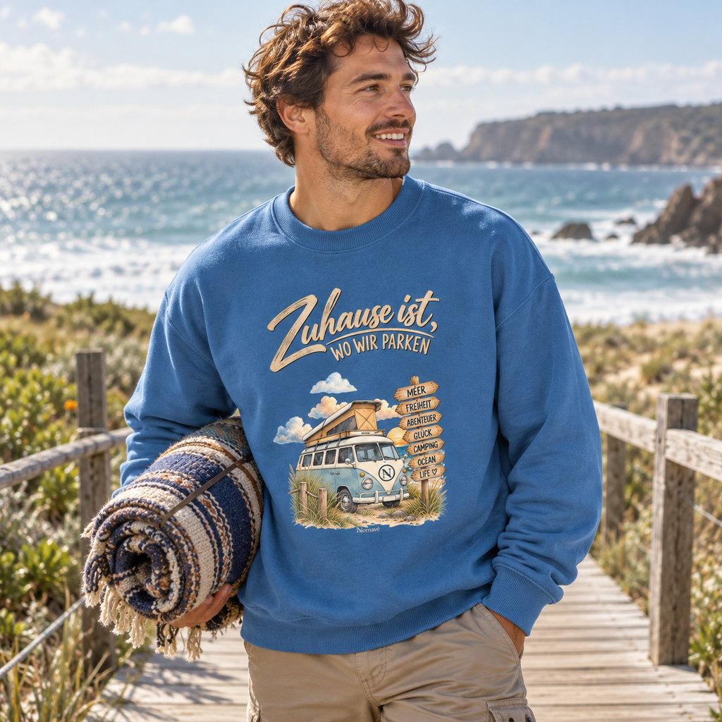 Mindful-Blue Bio-Oversize-Sweatshirt mit Campermotiv auf einem Küsten-Roadtrip