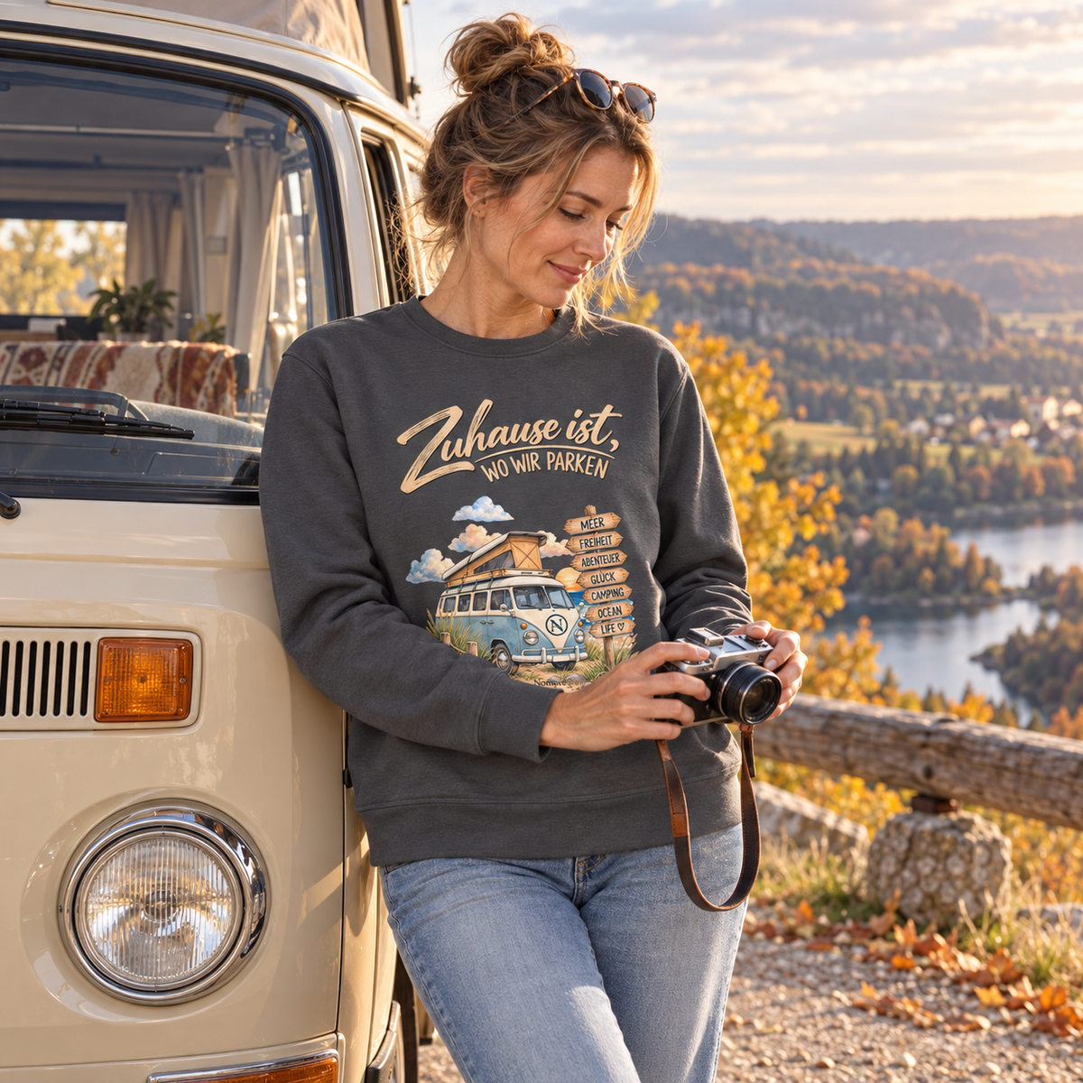 Anthracite Bio-Unisex-Sweatshirt mit Campermotiv an einem Roadtrip-Aussichtspunkt