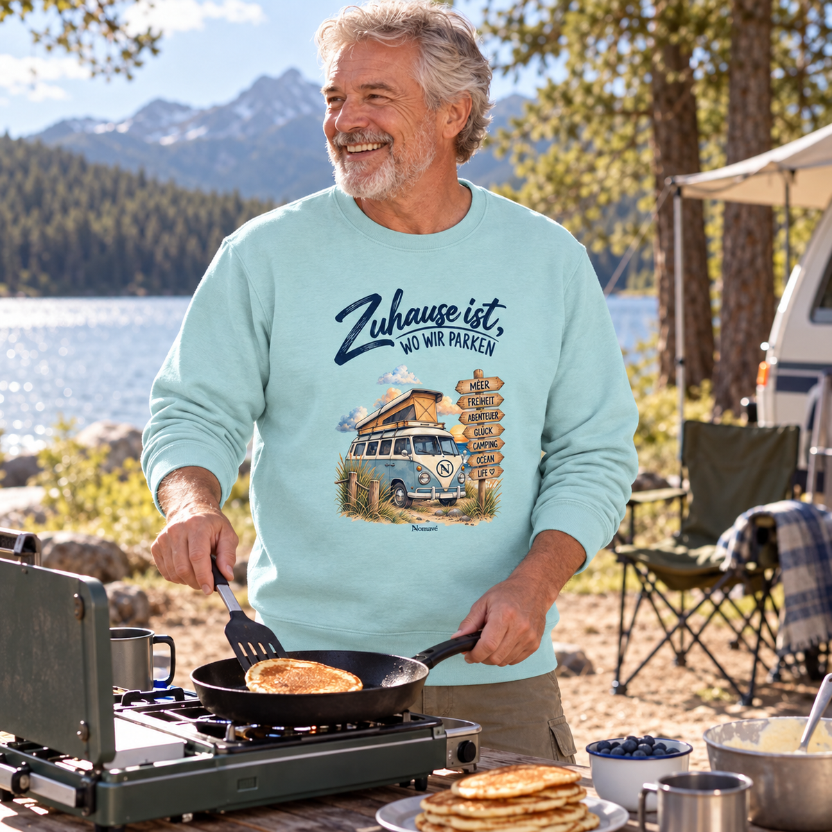 Caribbean Blue Bio Unisex Sweatshirt mit Van-Life-Motiv beim Campingfrühstück