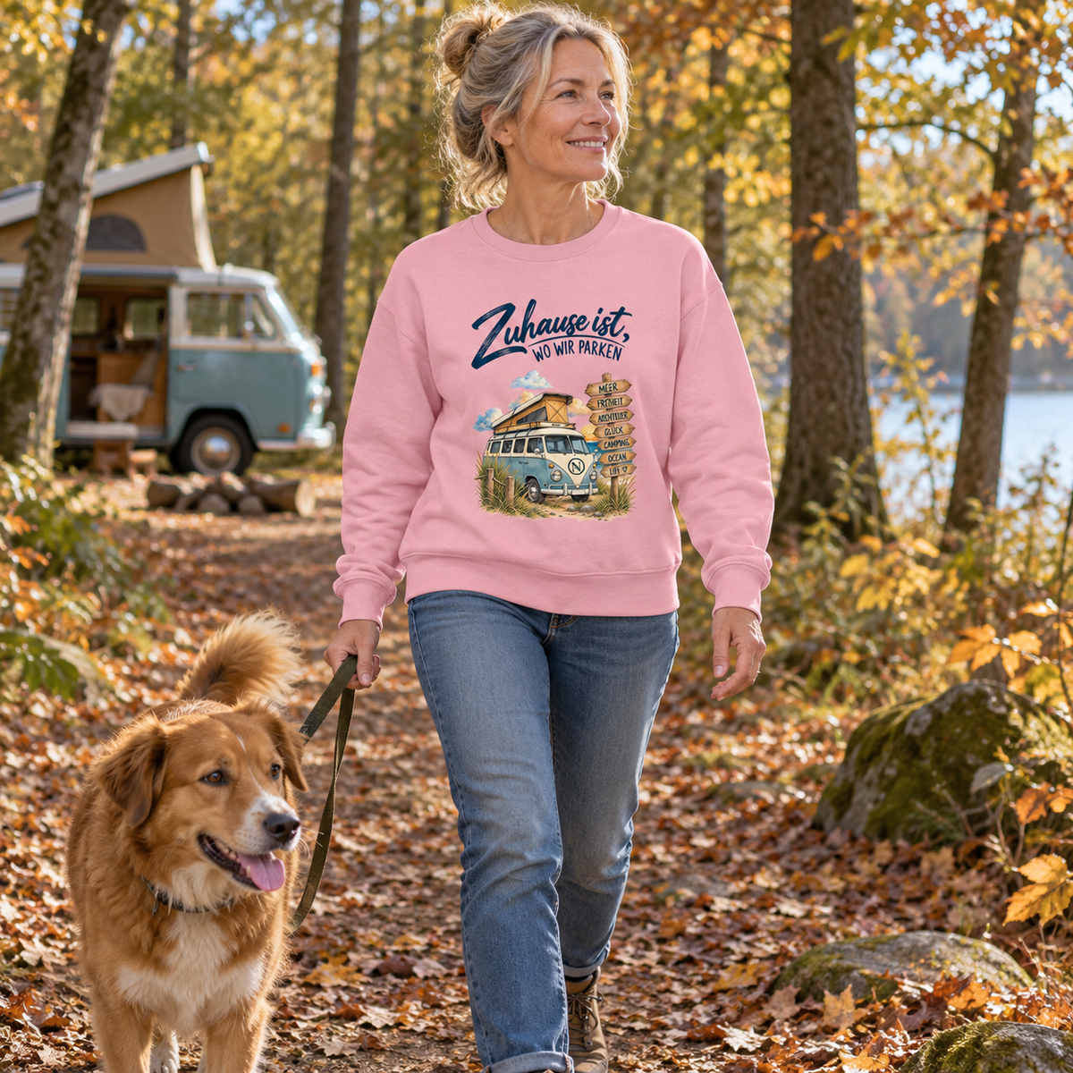 Cotton Pink Bio Unisex Sweatshirt mit Campermotiv beim Waldspaziergang