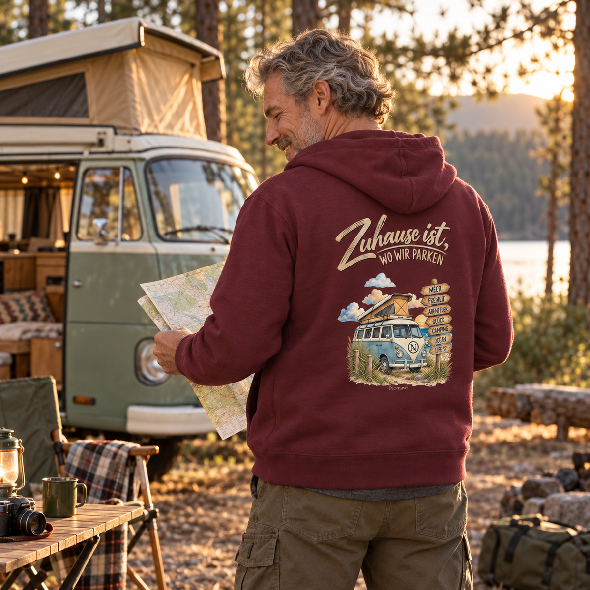 Burgundy Bio-Zipper mit Zuhause-ist-wo-wir-parken-Rückenmotiv am Waldcampingplatz