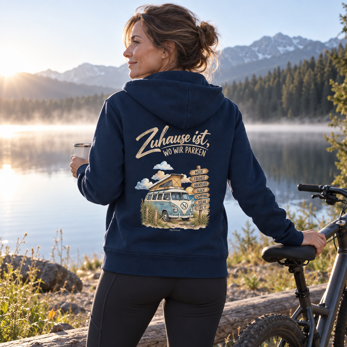 French-Navy Bio-Zipper mit Vanlife-Rückenprint bei einer Fahrradpause am See