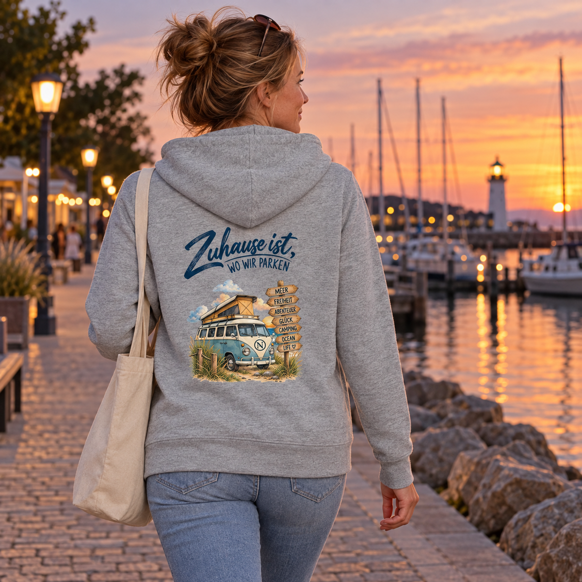 Heather Grey Bio Zipper mit Campermotiv bei einem Spaziergang am Hafen