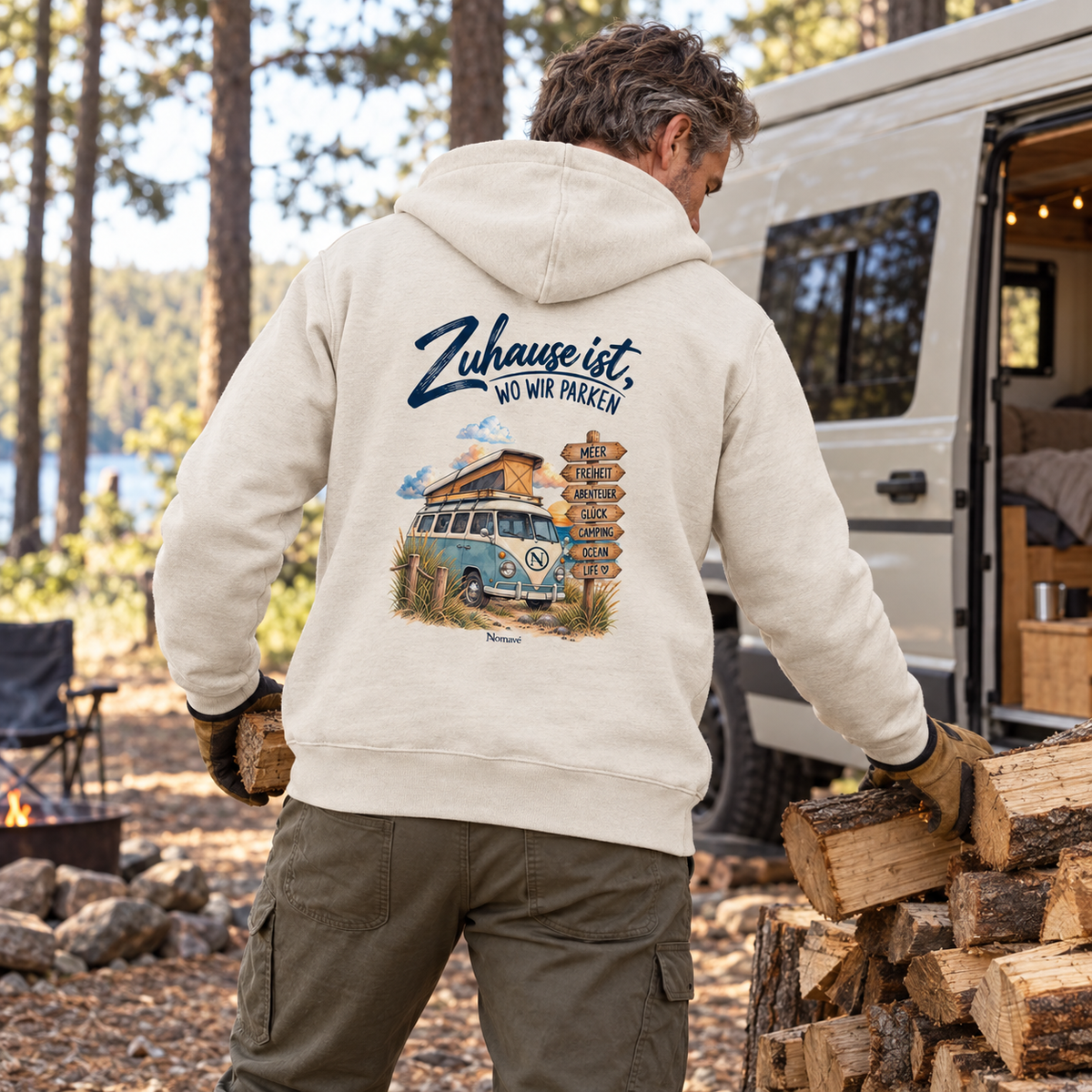Natural Raw Bio Zipper mit Van-Life-Rückenprint beim Feuerholzholen am Campingplatz