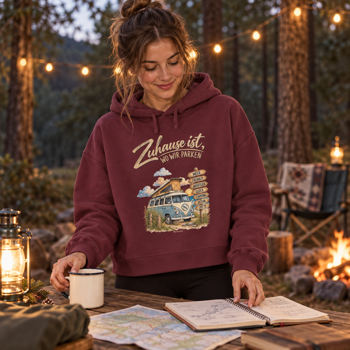 Burgundy Damen Bio-Boxcut-Hoodie mit Vanlife-Motiv bei der Reiseplanung im Waldcamp
