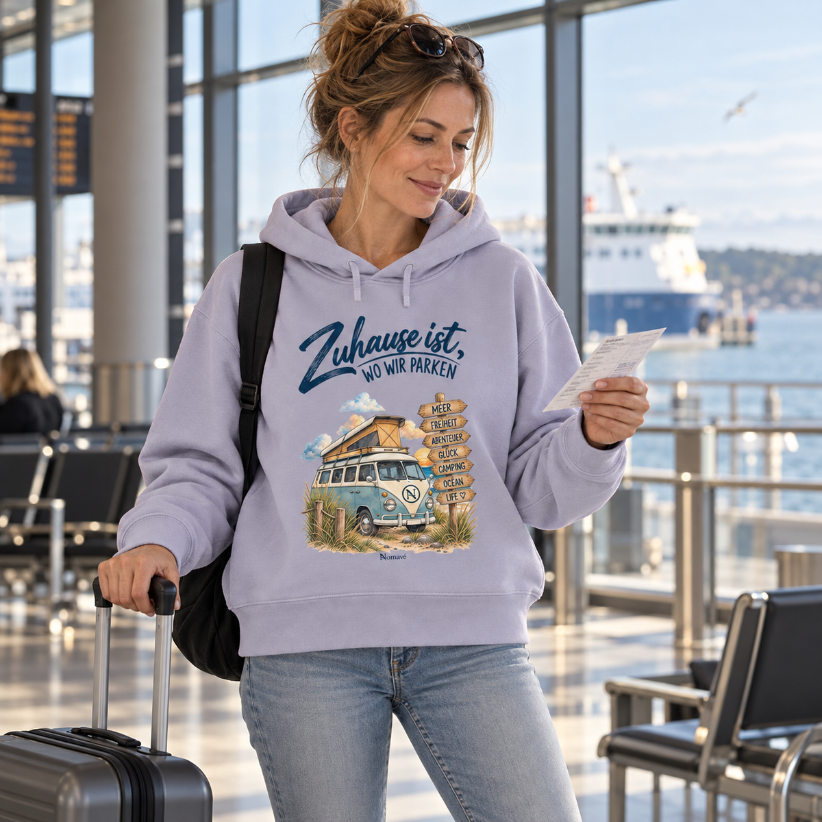 Lavender Damen Bio Boxcut Hoodie mit Campermotiv im Fährterminal