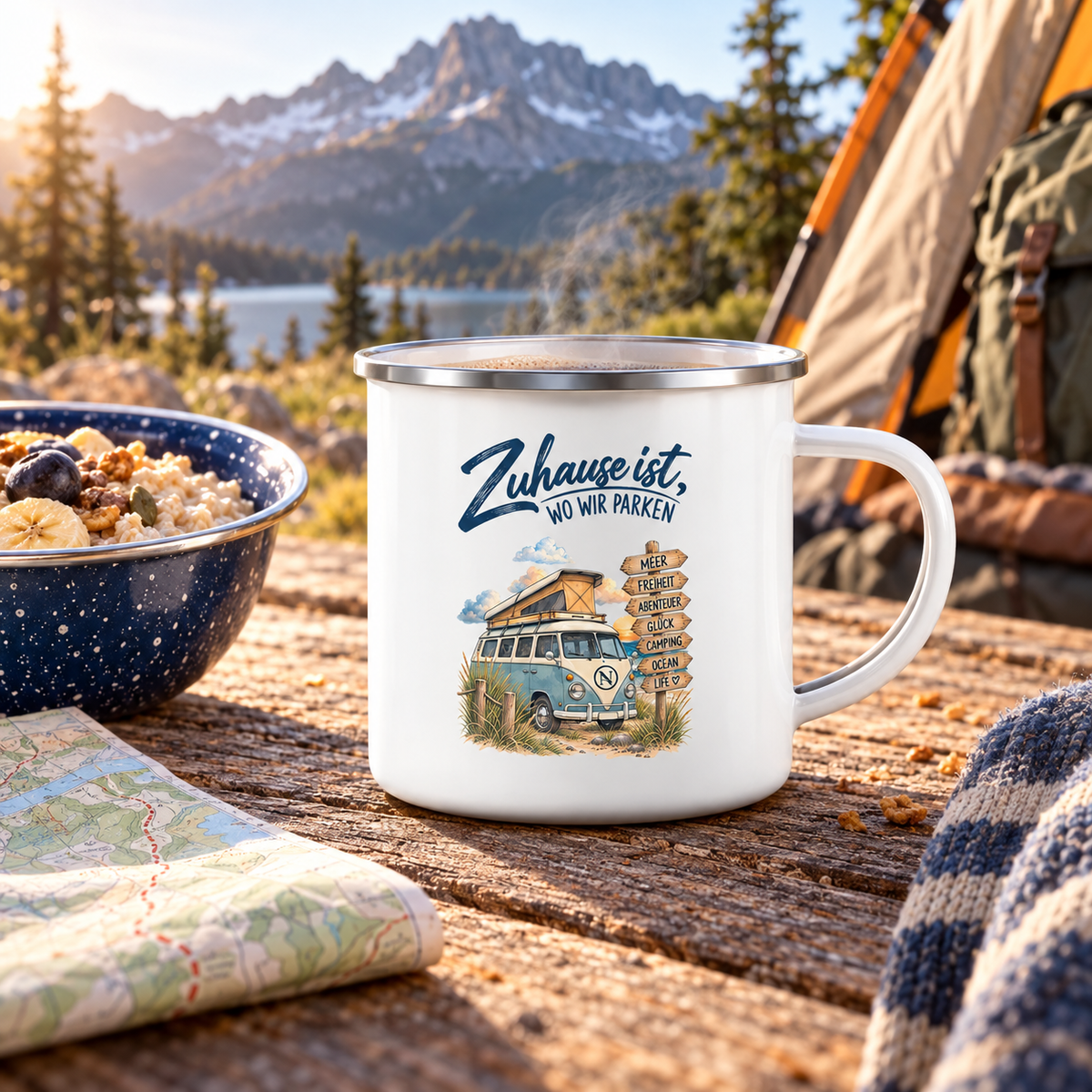 Vanlife Emaille-Becher mit Campermotiv beim Frühstück am Bergcampingplatz