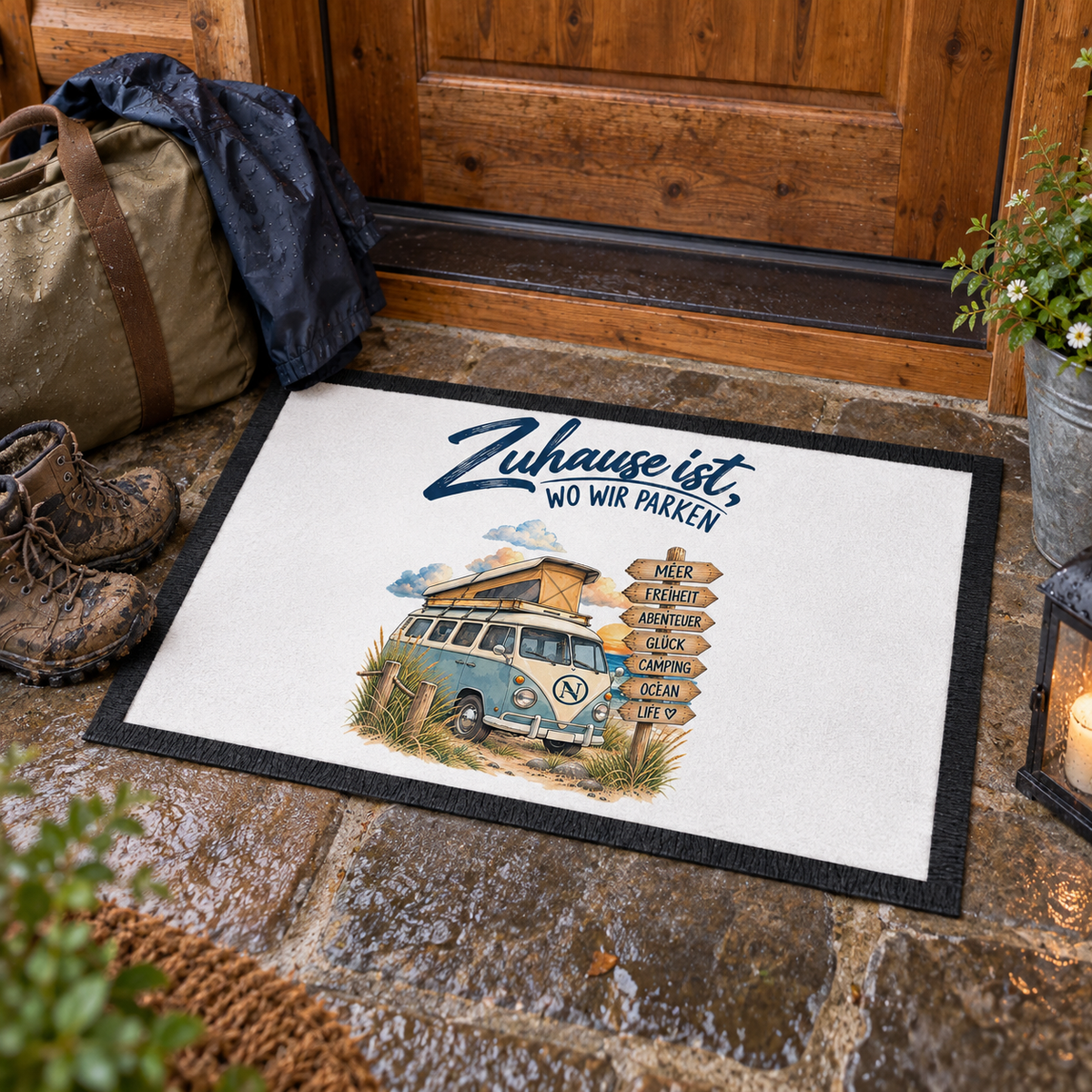Vanlife Fußmatte mit Zuhause-ist-wo-wir-parken-Motiv vor einer Hütte