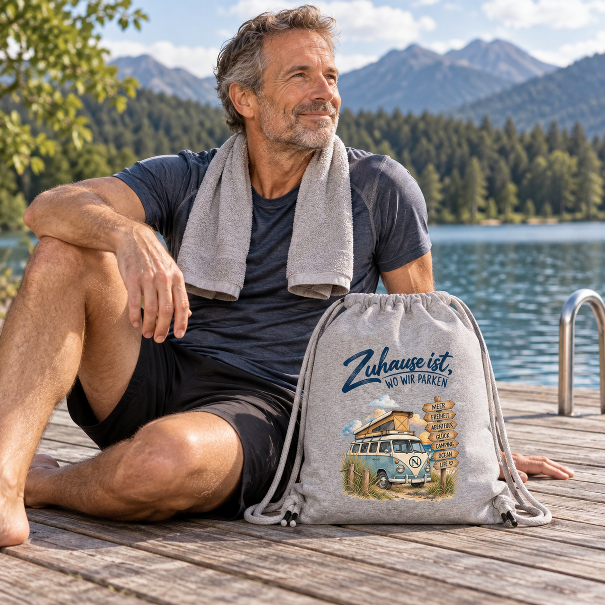 Heather Grey Bio Gym-Bag mit Campermotiv bei einer Sportpause am See