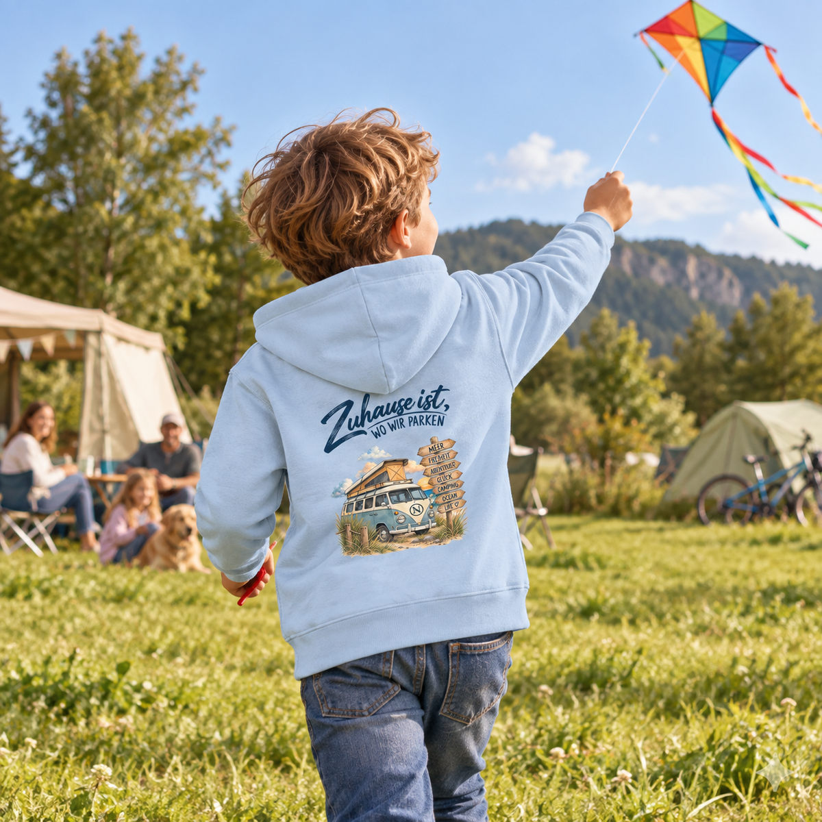 Blue Soul Kinder Bio Hoodie mit Van-Life-Rückenprint beim Drachensteigen am Campingplatz