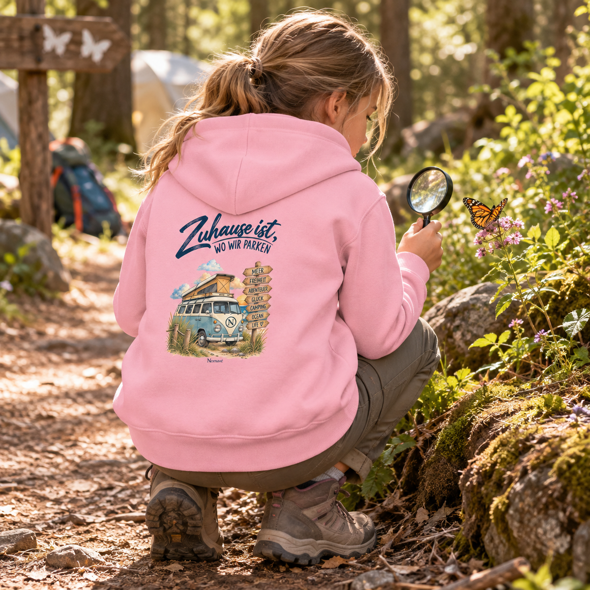 Cotton Pink Kinder Bio Hoodie mit Campermotiv auf einem Naturpfad