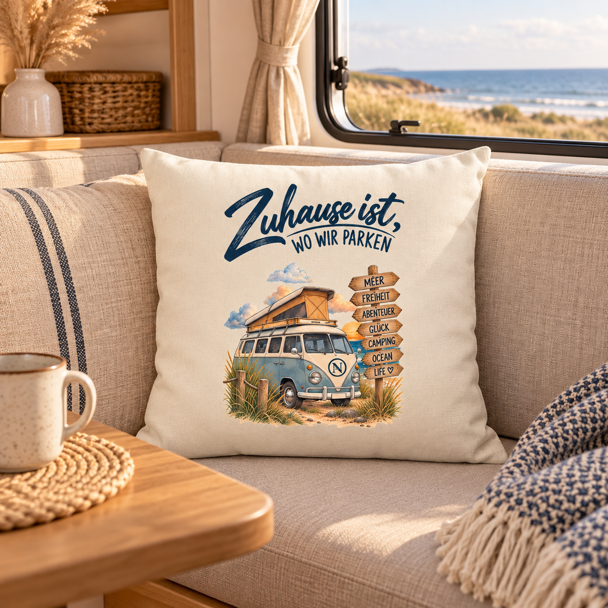 Naturfarbenes Vanlife Kissen 40 x 40 cm mit Campermotiv im Wohnmobil