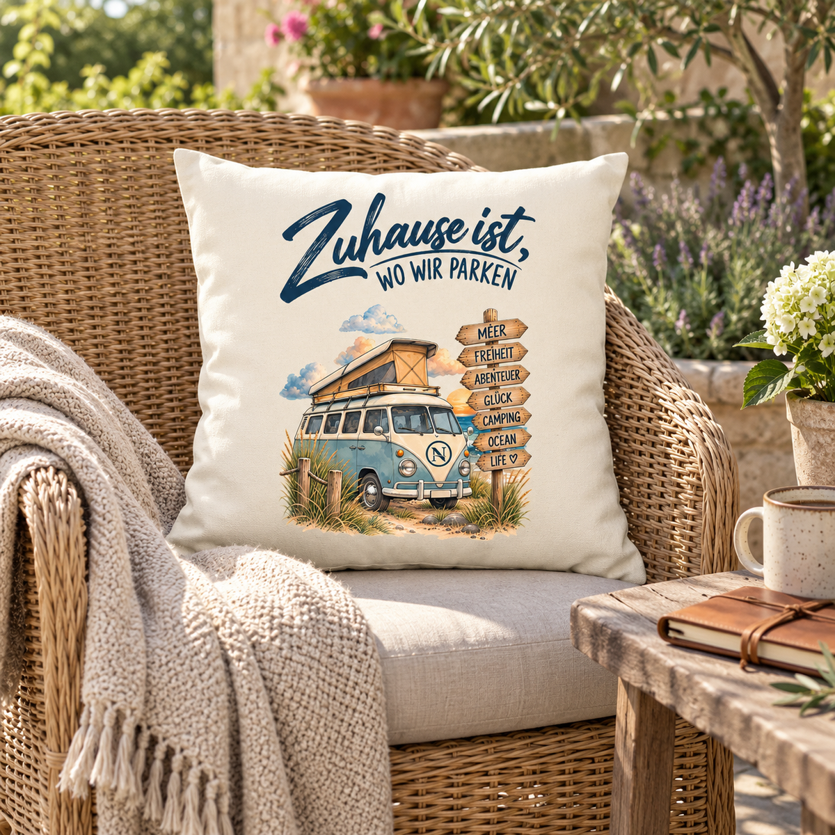 Naturfarbenes Vanlife Kissen mit Zuhause-ist-wo-wir-parken-Motiv auf der Gartenterrasse