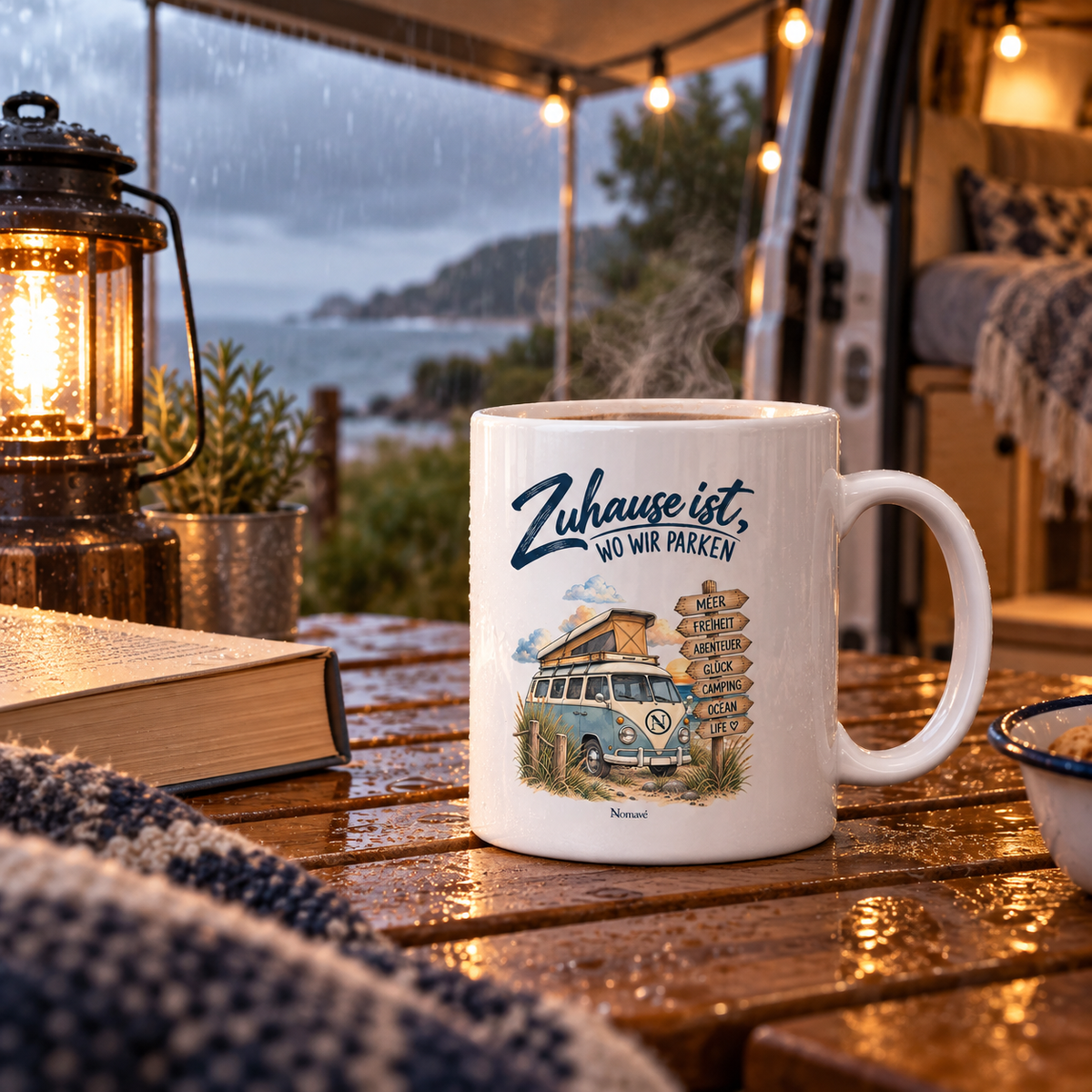 Weiße Vanlife Tasse mit Van-Life-Motiv unter einer Camper-Markise im Regen
